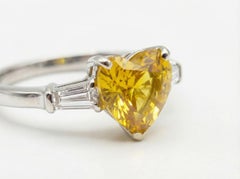 Graff Ring aus Platin mit 2 Karat gelbem Saphir mit Herzschliff und verjüngtem Baguette