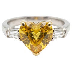 Graff Ring aus Platin mit 2 Karat gelbem Saphir mit Herzschliff und verjüngtem Baguette
