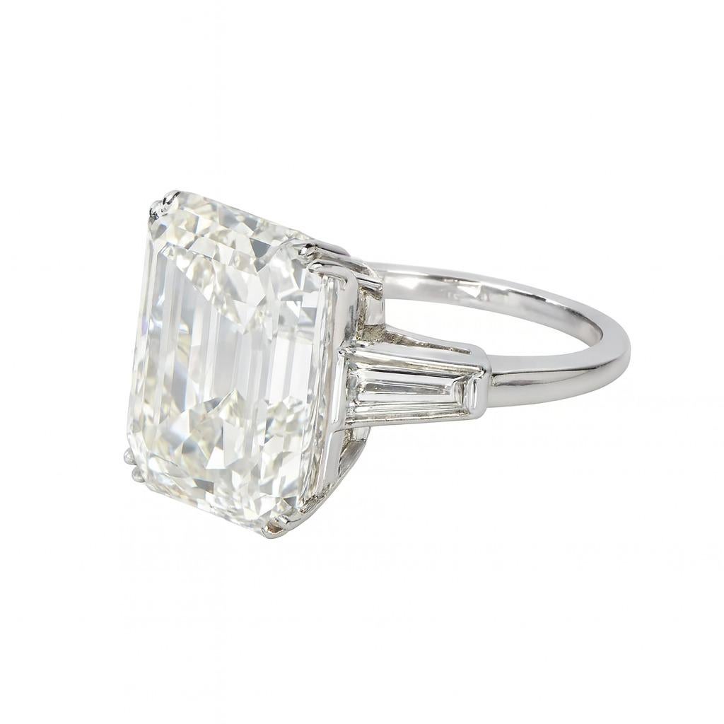Spektakulärer GIA zertifizierter Graff 21,99 Karat Smaragdschliff Diamant und Platin Verlobungsring

Eine außergewöhnliche Kreation von Graff mit einem atemberaubenden Diamanten im Smaragdschliff von 21,99 Karat als Herzstück. Der Diamant ist von