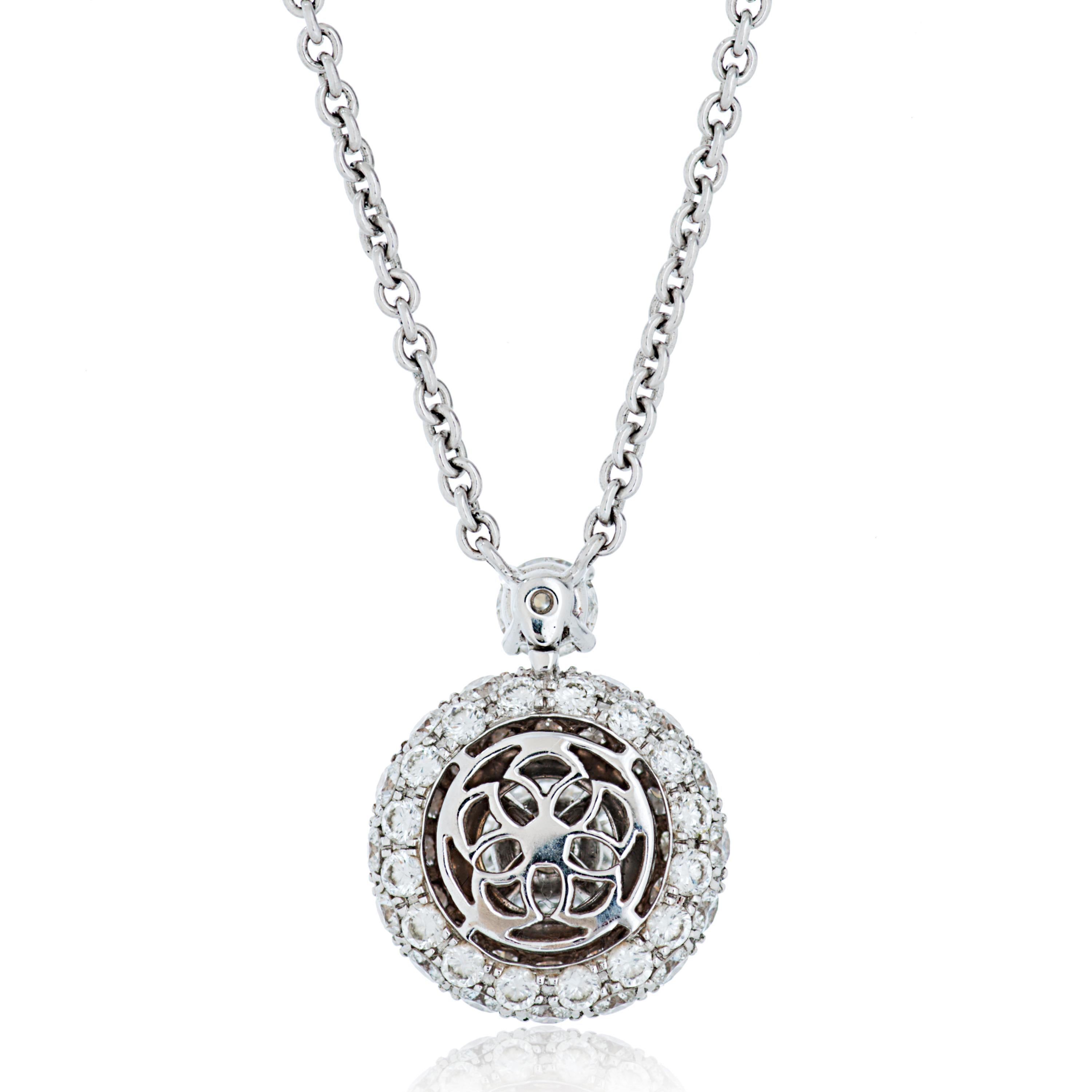 Taille ronde Graff, collier à pendentif en or blanc 18 carats avec halo de diamants ronds de 2,20 carats en vente