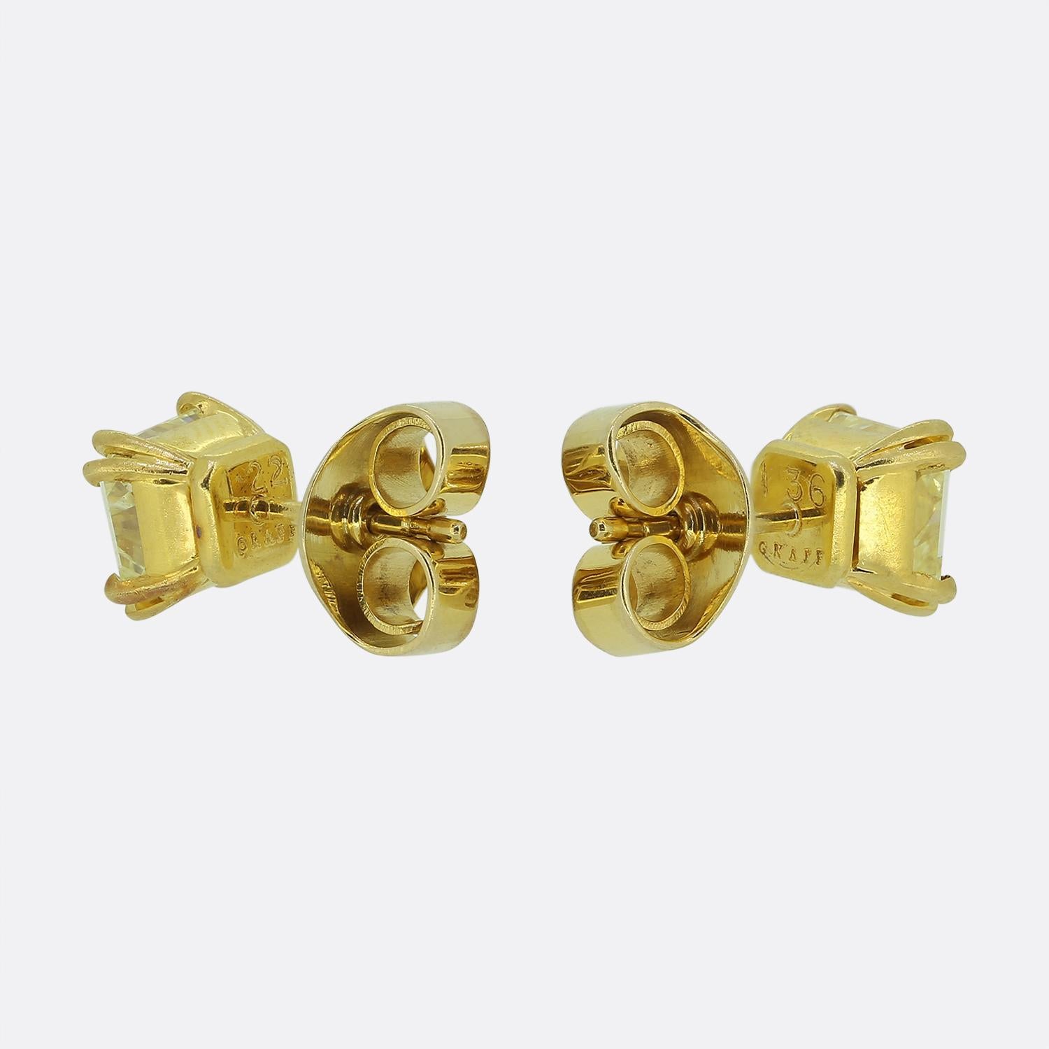 Graff 2.58 Carat Natural Fancy Yellow Diamond Earrings im Zustand „Gut“ im Angebot in London, GB