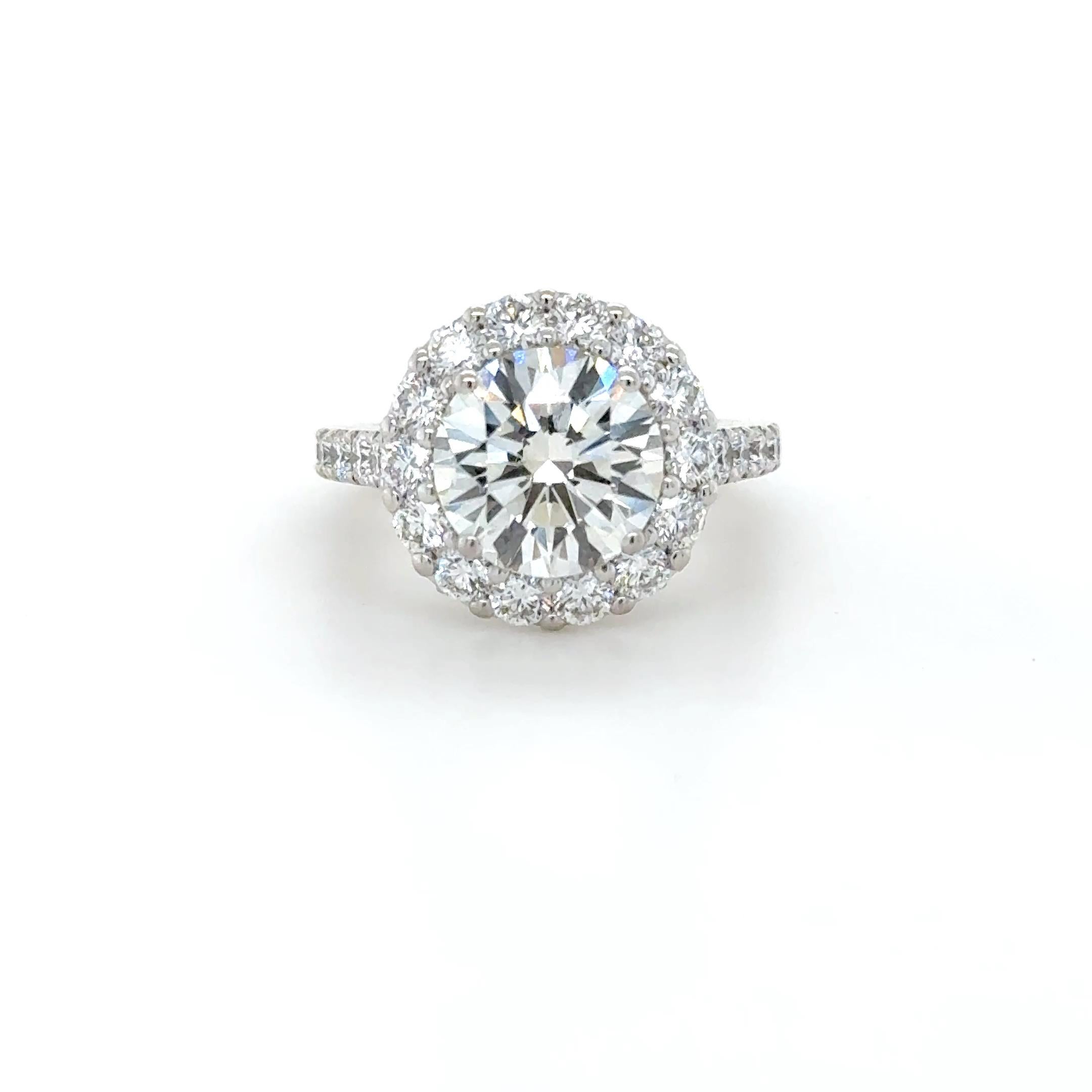 Eleva la tua collezione di gioielli con questo eccezionale anello con diamante Graff della Collectional, caratterizzato da uno splendido diamante centrale rotondo taglio brillante da 2,65 carati, certificato GIA con colore I, purezza Internally
