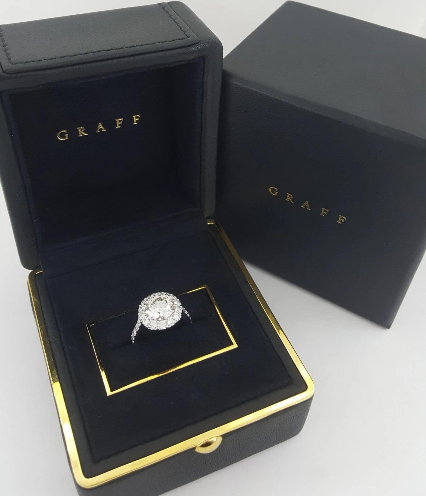 Graff, anello di fidanzamento con pave aureola rotonda e brillante da 2,65 carati in oro bianco 18 carati

Un magnifico anello di fidanzamento Graff con al centro un diamante Nature Round Brilliante Cut da 2,65 carati. Il diamante è classificato di