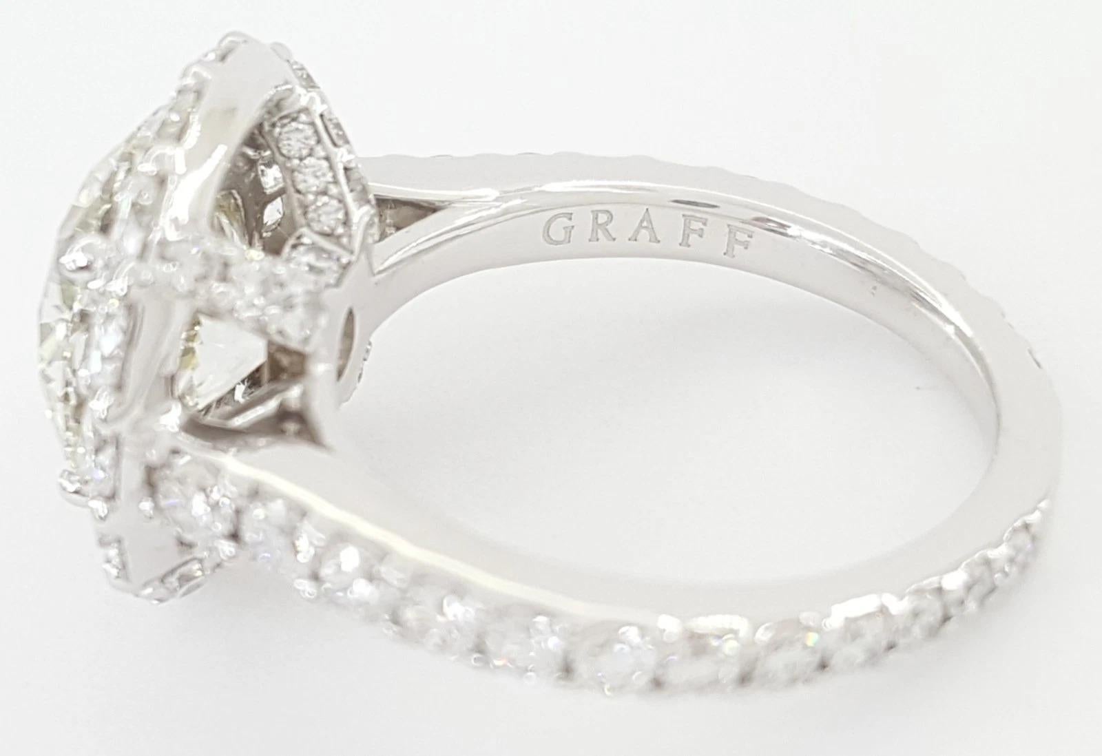 Graff, anello di fidanzamento con pave aureola rotonda e brillante da 2,65 carati in oro bianco 18 carati In condizioni ottime in vendita a Chicago, IL