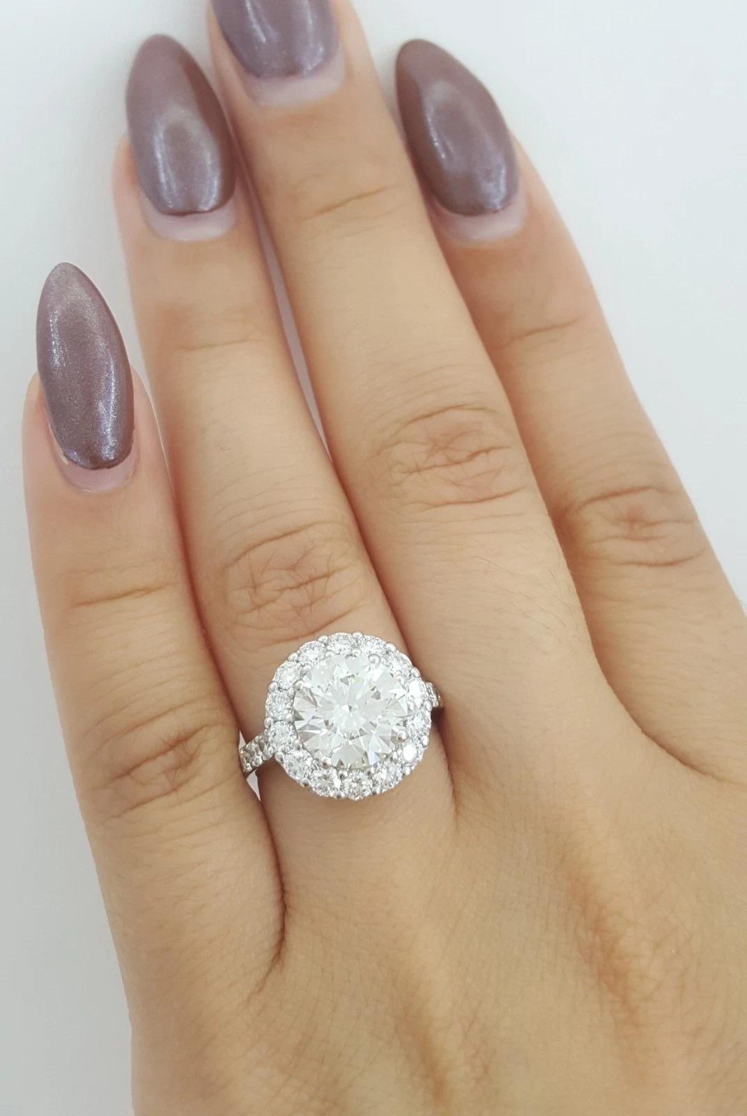 Graff, anello di fidanzamento con pave aureola rotonda e brillante da 2,65 carati in oro bianco 18 carati in vendita 1