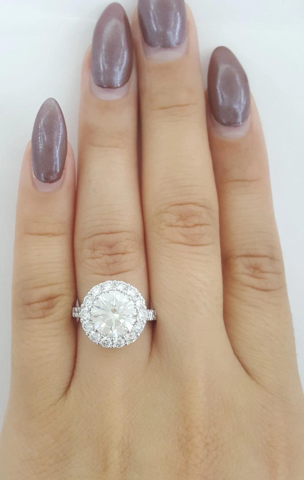 Graff, anello di fidanzamento con pave aureola rotonda e brillante da 2,65 carati in oro bianco 18 carati in vendita 2