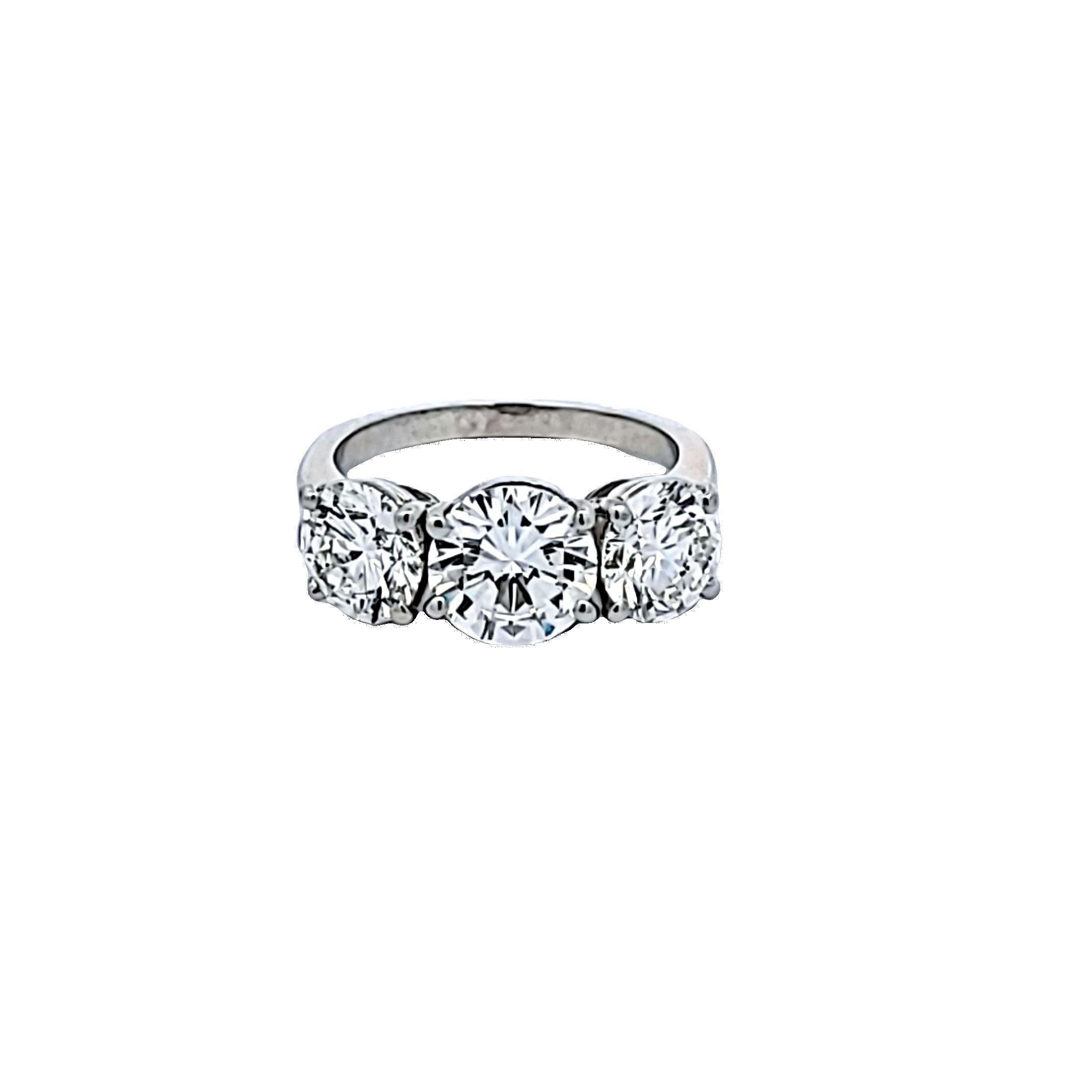 Diseñador:
GRAFF


Título:
Anillo de tres piedras de platino con diamante redondo brillante H-I VS2-VS1-VVS1 de 3,54 quilates Graff


Estilo:
Tres Piedras


Metal:
Platino


Gema 1:
Diamante de 1,01 quilates


Número de