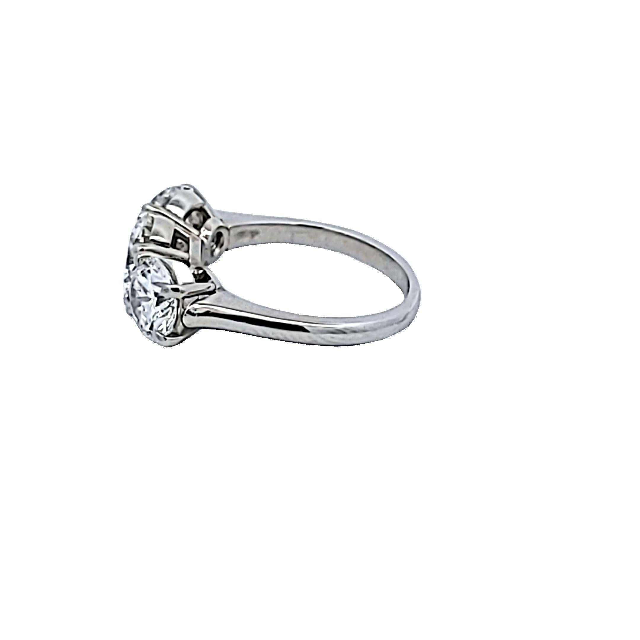 Graff Anillo de tres piedras de platino con diamante brillante redondo de 3,54 quilates Corte redondo en venta