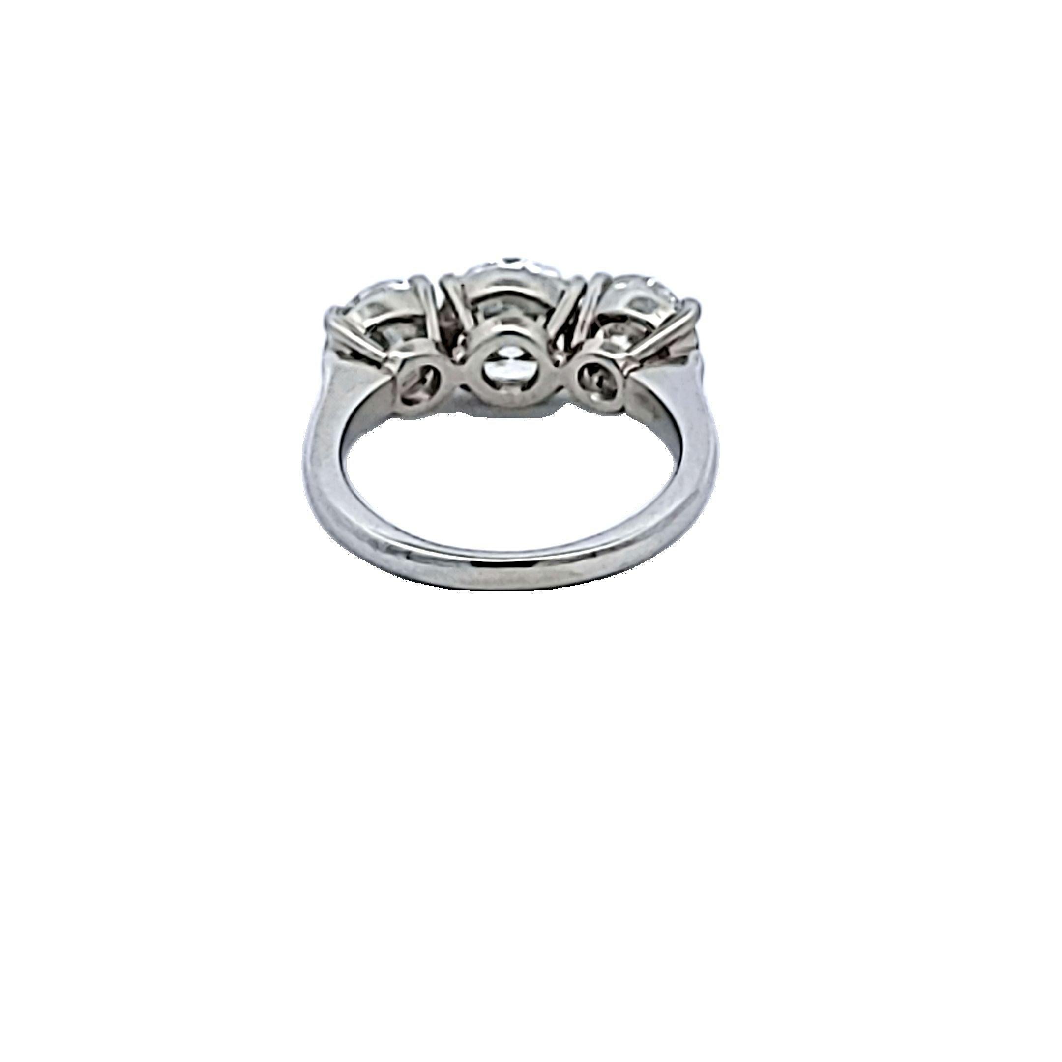 Graff Anillo de tres piedras de platino con diamante brillante redondo de 3,54 quilates en Bueno estado para la venta en New York, NY