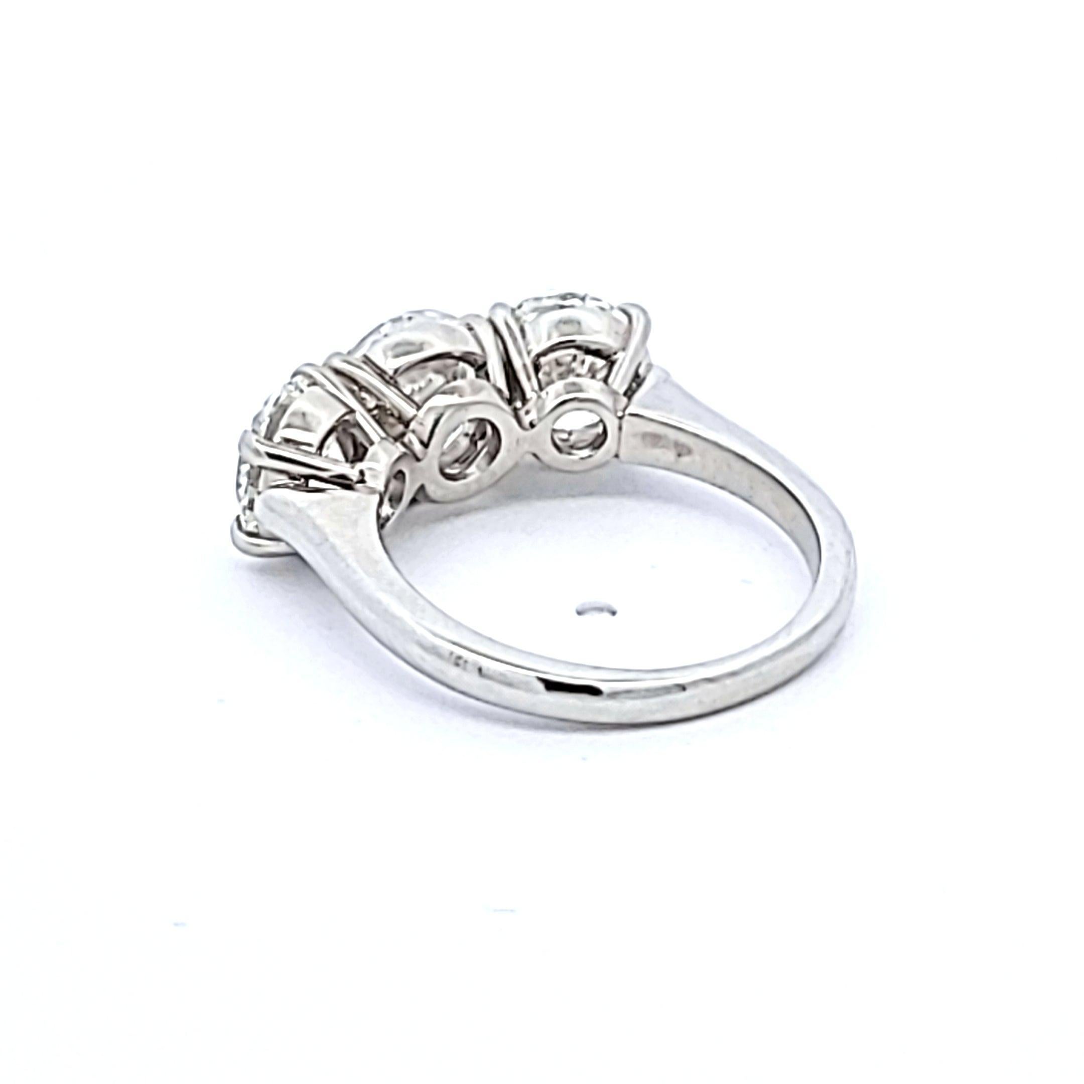 Graff Anillo de tres piedras de platino con diamante brillante redondo de 3,54 quilates en venta 2