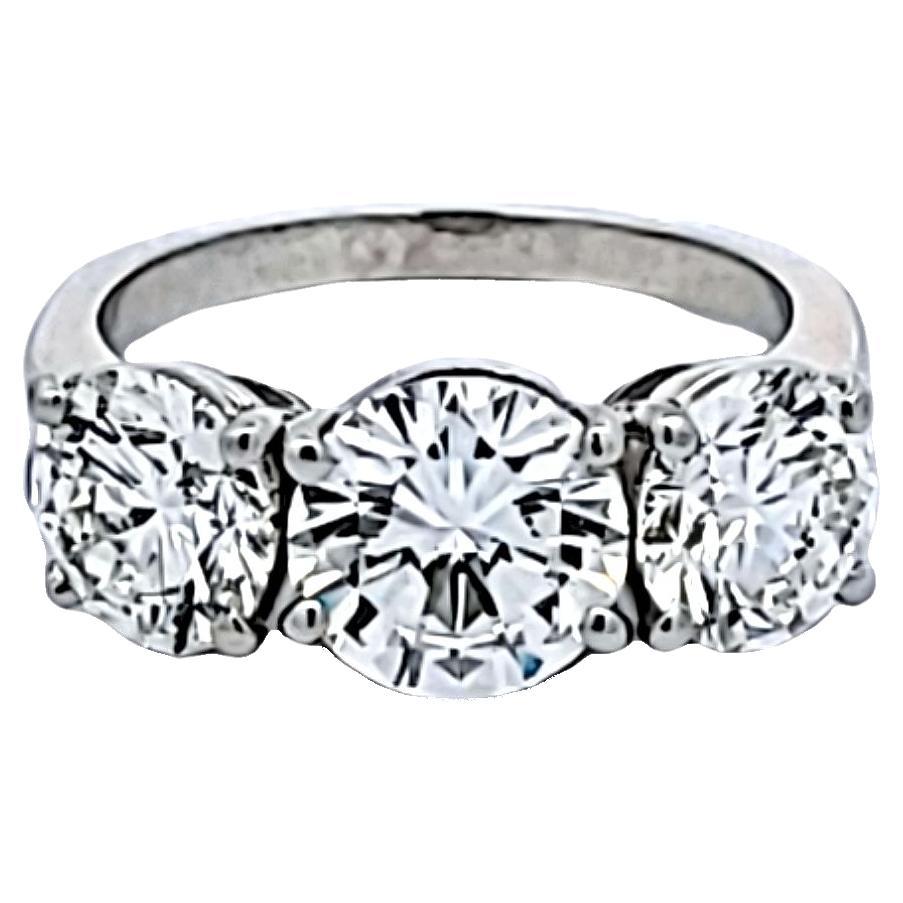 Graff Anillo de tres piedras de platino con diamante brillante redondo de 3,54 quilates en venta