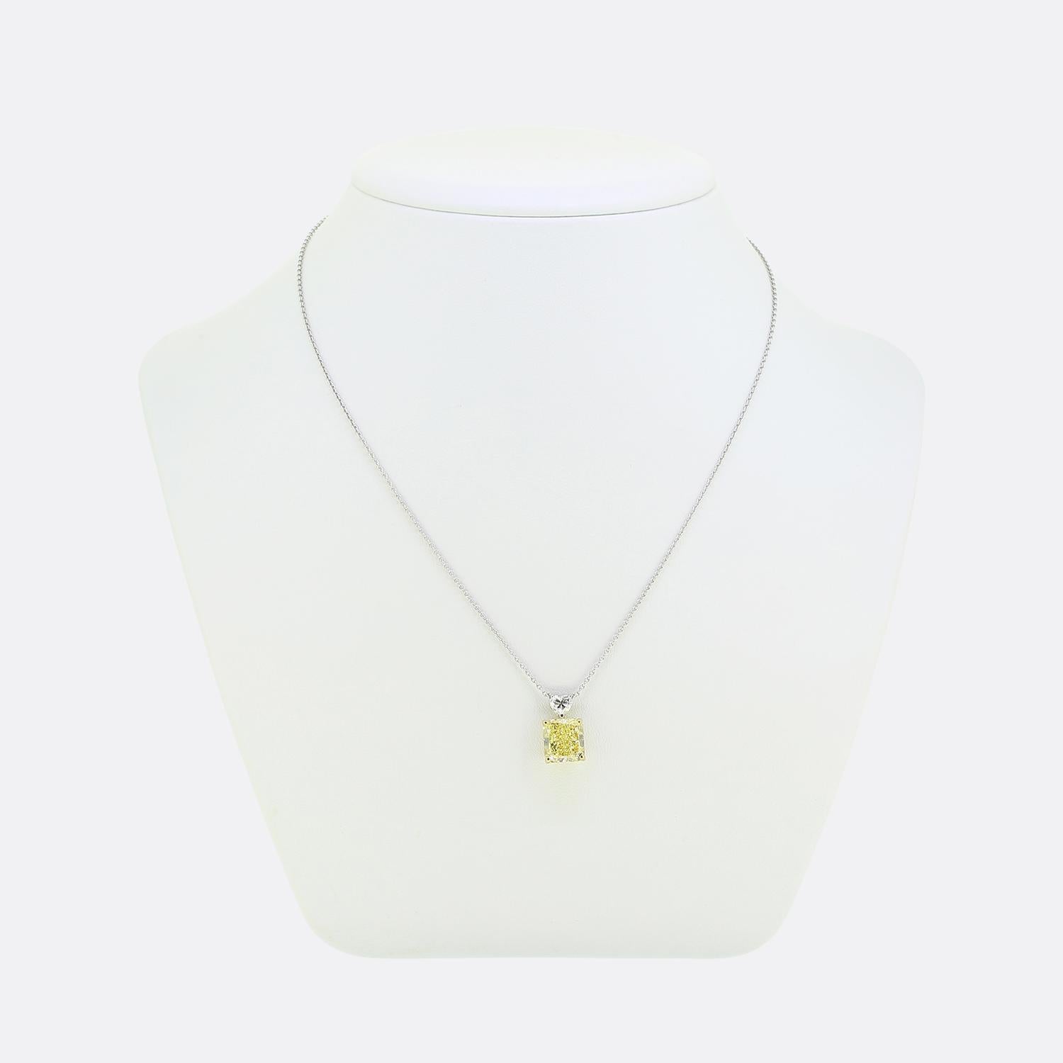 Aquí tenemos un fabuloso collar de la mundialmente conocida casa de joyería británica Graff. Este colgante presenta un extraordinario diamante amarillo fantasía natural de 3,55 quilates. De forma rectangular, esta piedra principal es de la máxima