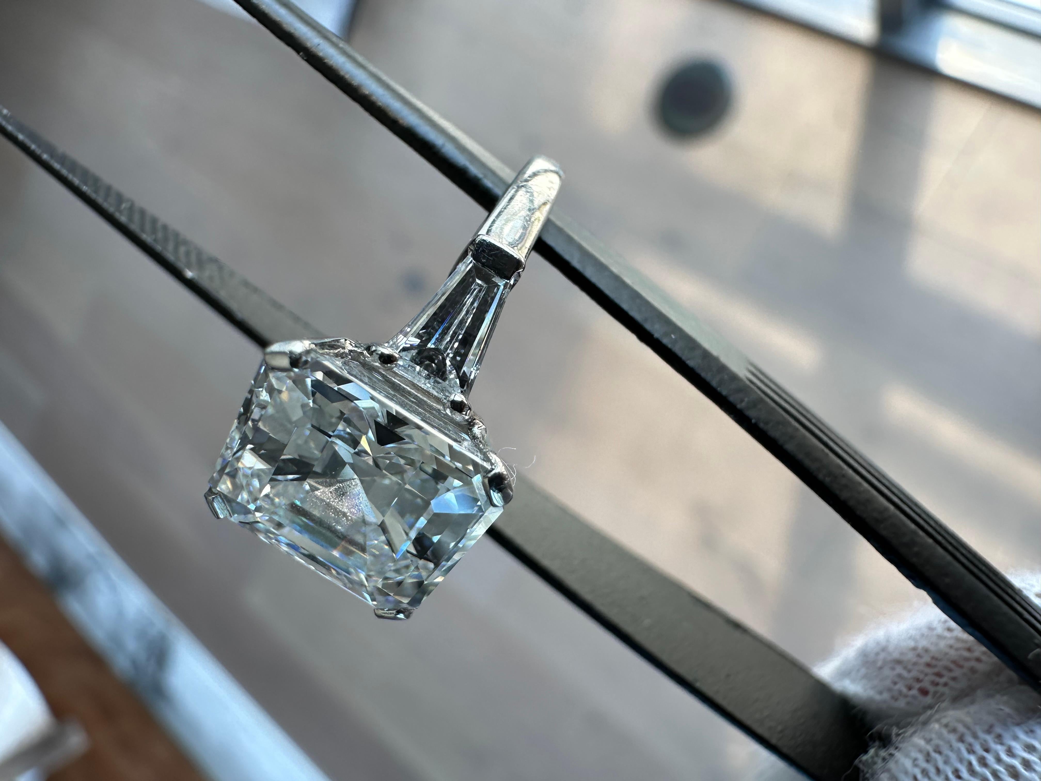 GRAFF 5.21ct. Makelloser quadratischer Diamant-Verlobungsring mit Smaragdschliff im Angebot 1