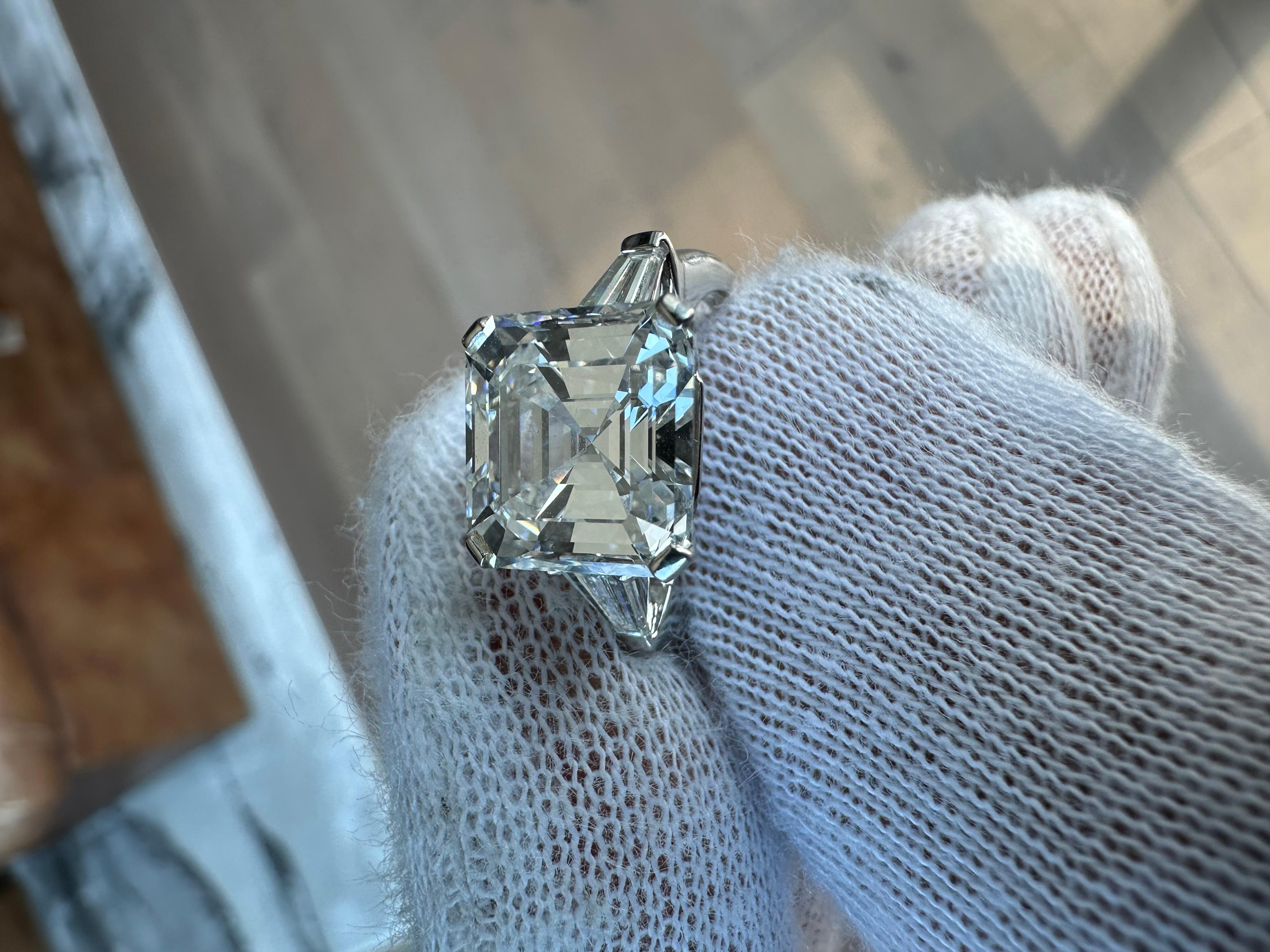 GRAFF 5.21ct. Makelloser quadratischer Diamant-Verlobungsring mit Smaragdschliff im Angebot 3