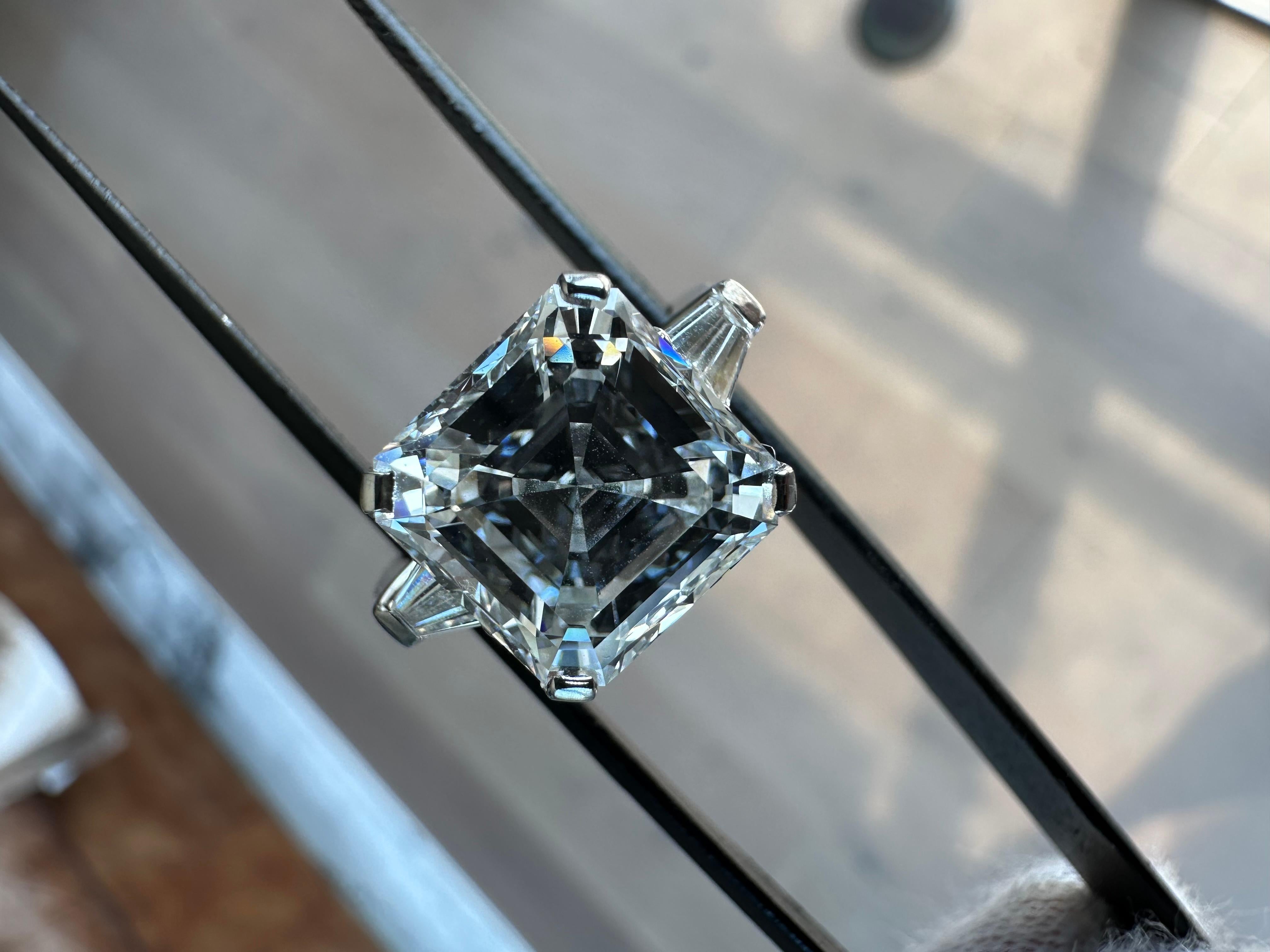 GRAFF 5.21ct. Makelloser quadratischer Diamant-Verlobungsring mit Smaragdschliff im Angebot 4