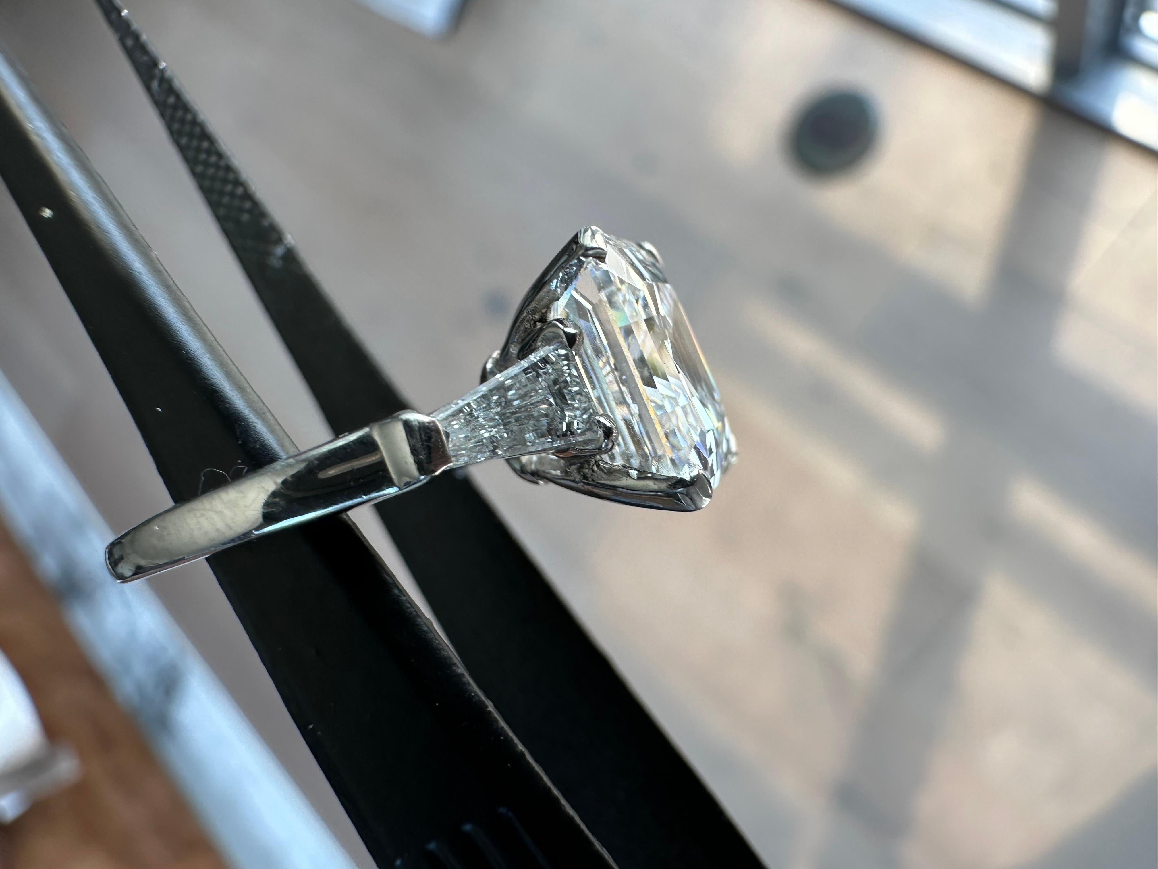 GRAFF 5.21ct. Makelloser quadratischer Diamant-Verlobungsring mit Smaragdschliff im Angebot 5