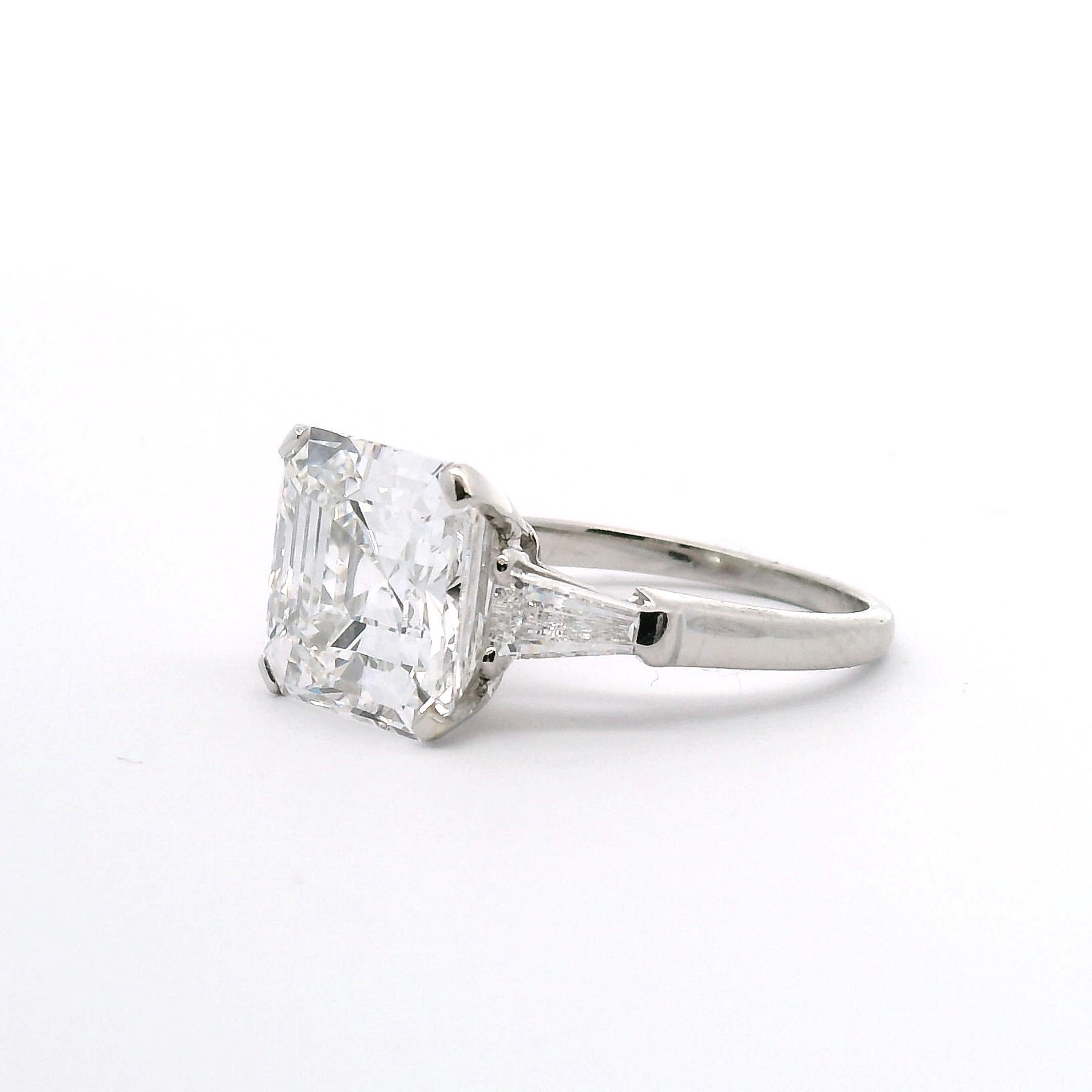 GRAFF 5.21ct. Flawless Square Emerald Cut Diamond Engagement Ring For Sale 1
