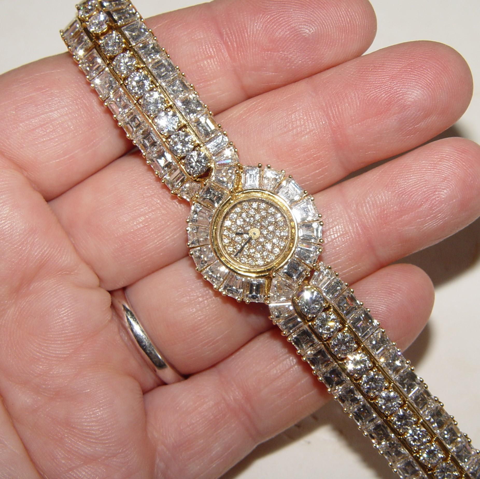 Wunderschöne Damenuhr, besetzt mit Diamanten in Collection'S-Qualität im Brillant- und Ascher-Schliff, die in Farbe und Reinheit gut aufeinander abgestimmt sind. Nach unserer Berechnung enthält diese Uhr etwa 20-25 Karat Diamanten (Farbe D-E-F und