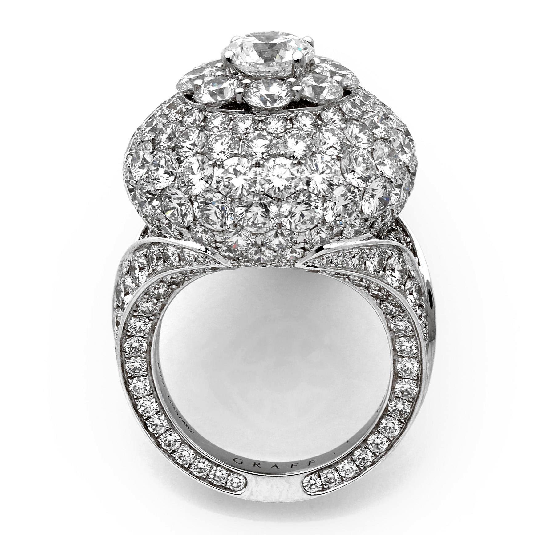 Une incroyable bague en diamant Graff présentant environ 10,08 cts des plus beaux diamants ronds de taille brillant, sertis dans un luxueux or blanc 18 carats.
Le droit a un poids de 12.grammes, et mesure une taille EU 49 et peut être redimensionné
