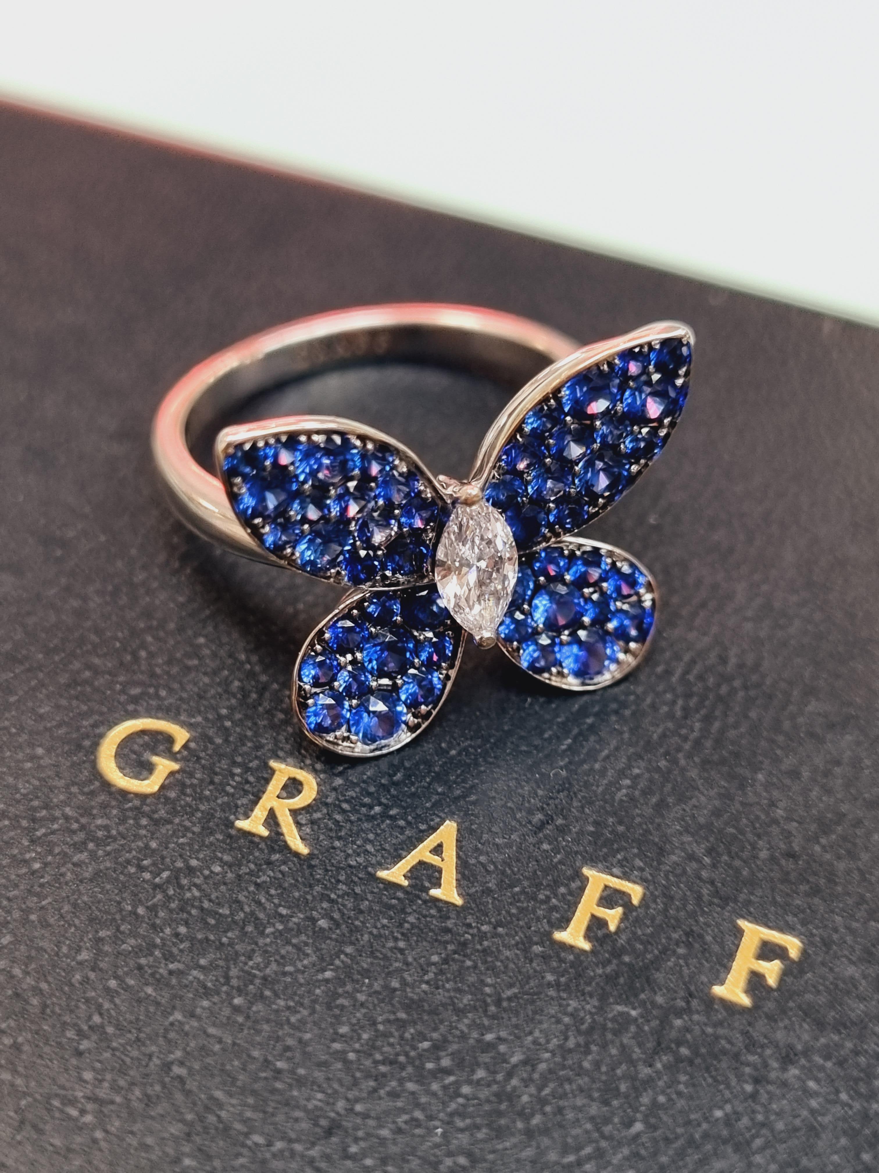 Taille Marquise Graff Bague papillon en or blanc 18 carats, diamants et saphirs en vente