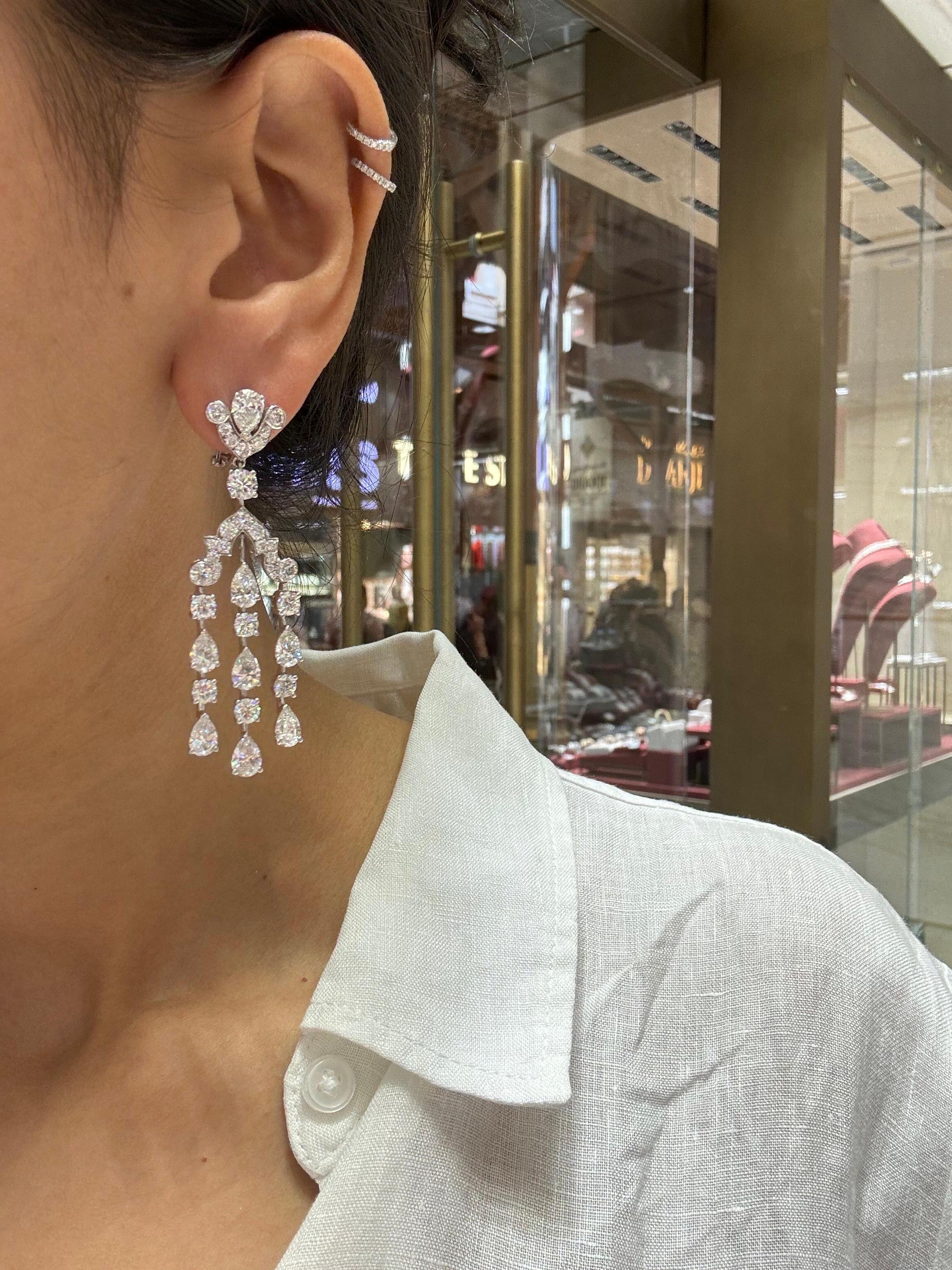 Graff Classic Diamond Chandelier Earrings In Excellent Condition For Sale In Bangkok, Thailand