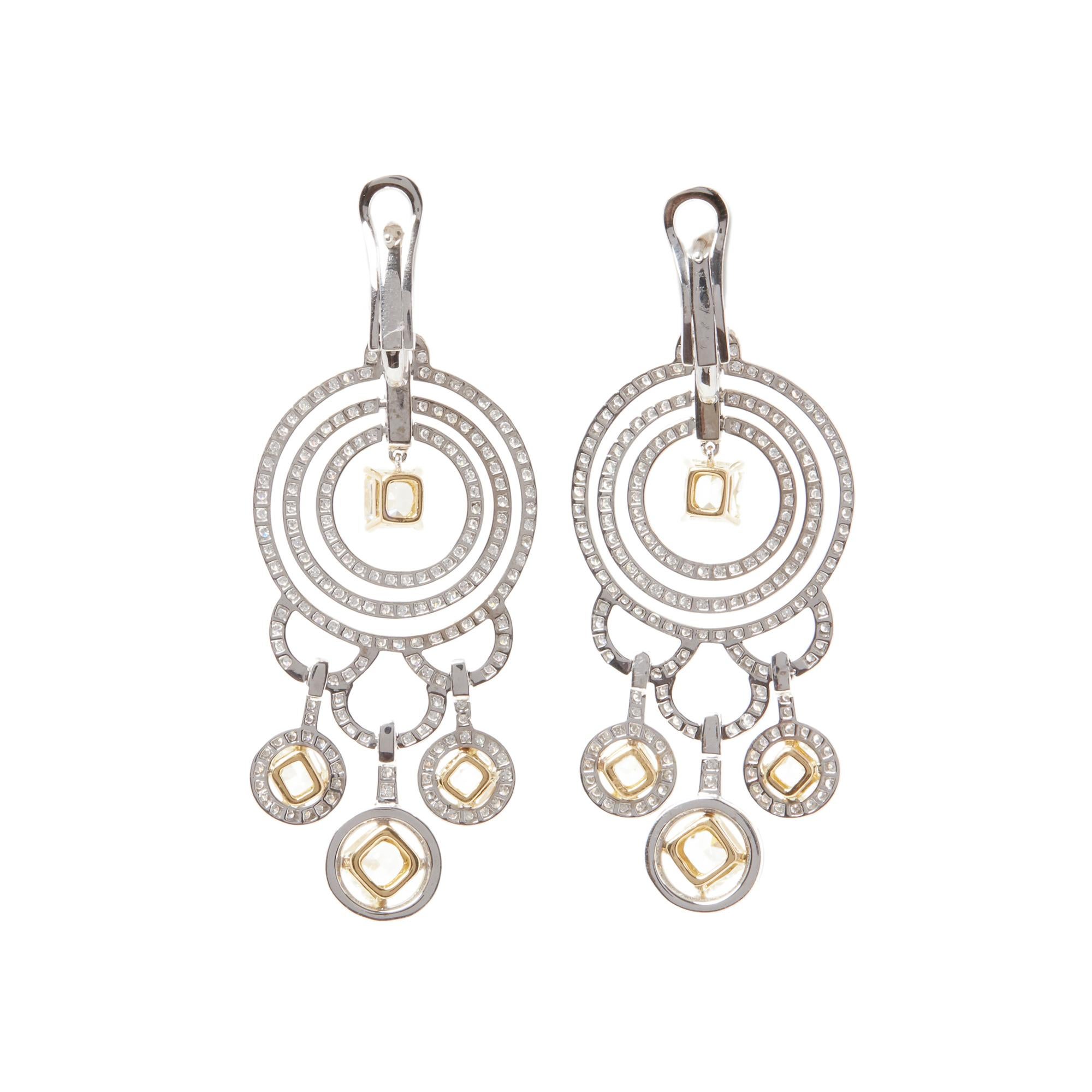 Graff Cushion Cut Yellow Diamond 18ct White Gold Chandelier Earrings Corte redondo en venta