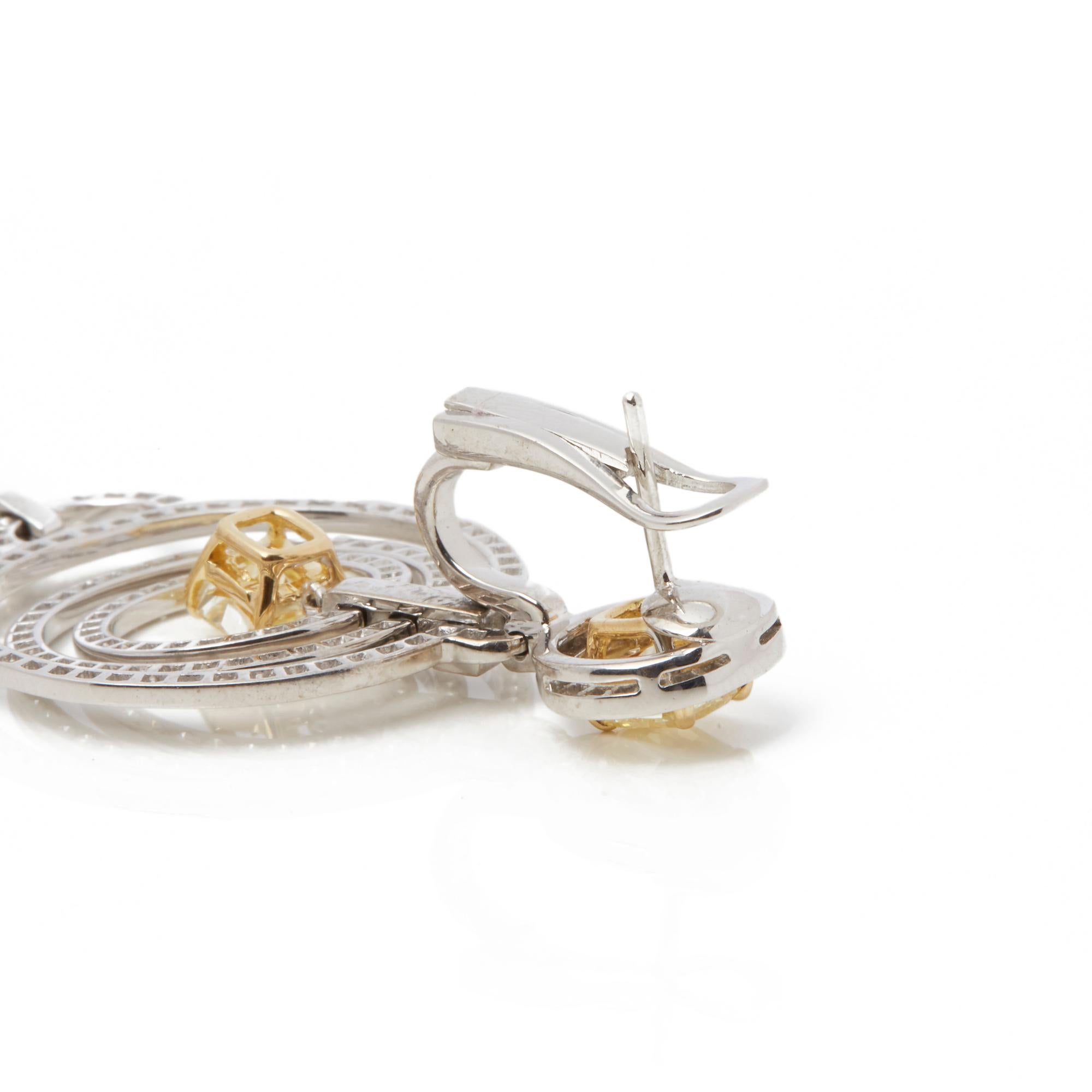 Graff, boucles d'oreilles chandelier en or blanc 18 carats et diamants jaunes taille coussin en vente 2