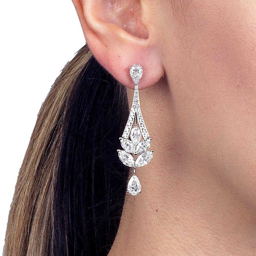 Une incroyable paire de boucles d'oreilles chandelier de Graff présentant 7,79cts de diamants les plus fins montés sur platine. Les boucles d'oreilles mesurent 1,92
