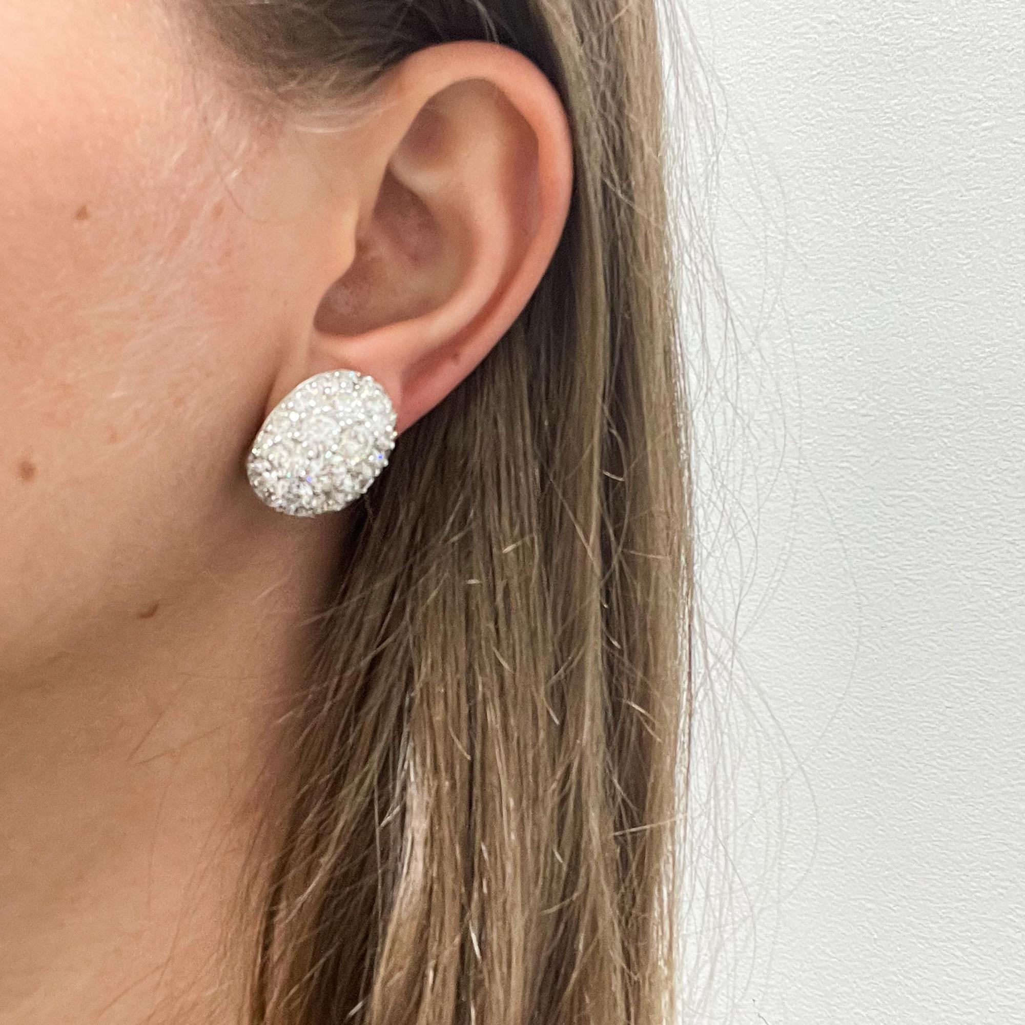 Graff Pair of White Gold and Diamond Dome Ear-clips This pair of earrings are
oval domes of 48 round diamonds approx. 16.20 carats., edged by 64 small round diamonds
approx. 1.75 carats all set in 18k white gold and clip-backs with collapsible