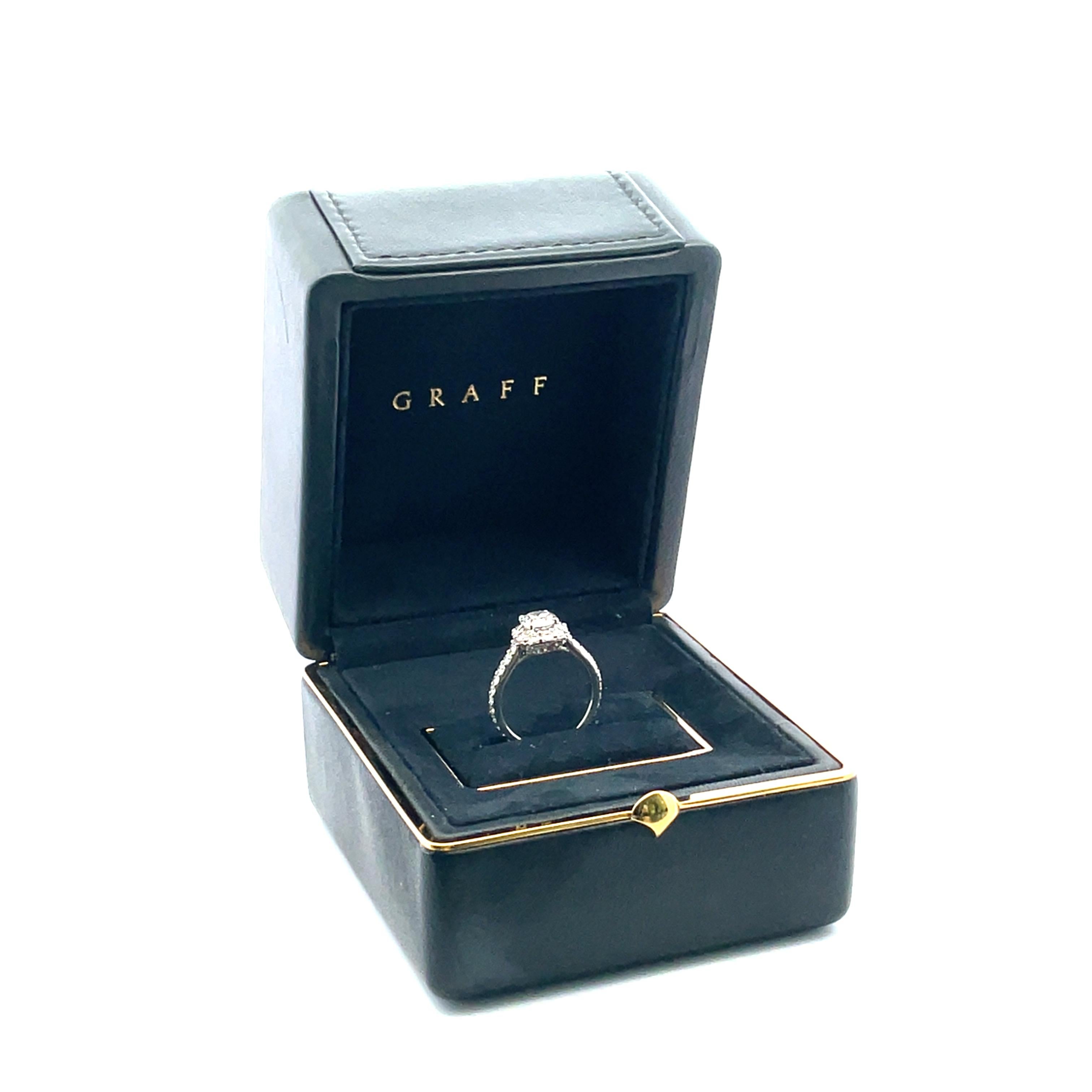 Diamant-Verlobungsring von Graff, aus Vorbesitz, mit einem runden Brillanten von 0,83 ct. in der Mitte, bewertet von Graff G/VS1, gefasst in 18 Karat Weißgold, mit einem Halo und Schaft mit 57 Diamanten besetzt, tw, 1,73 ct. Mit Originalverpackung,
