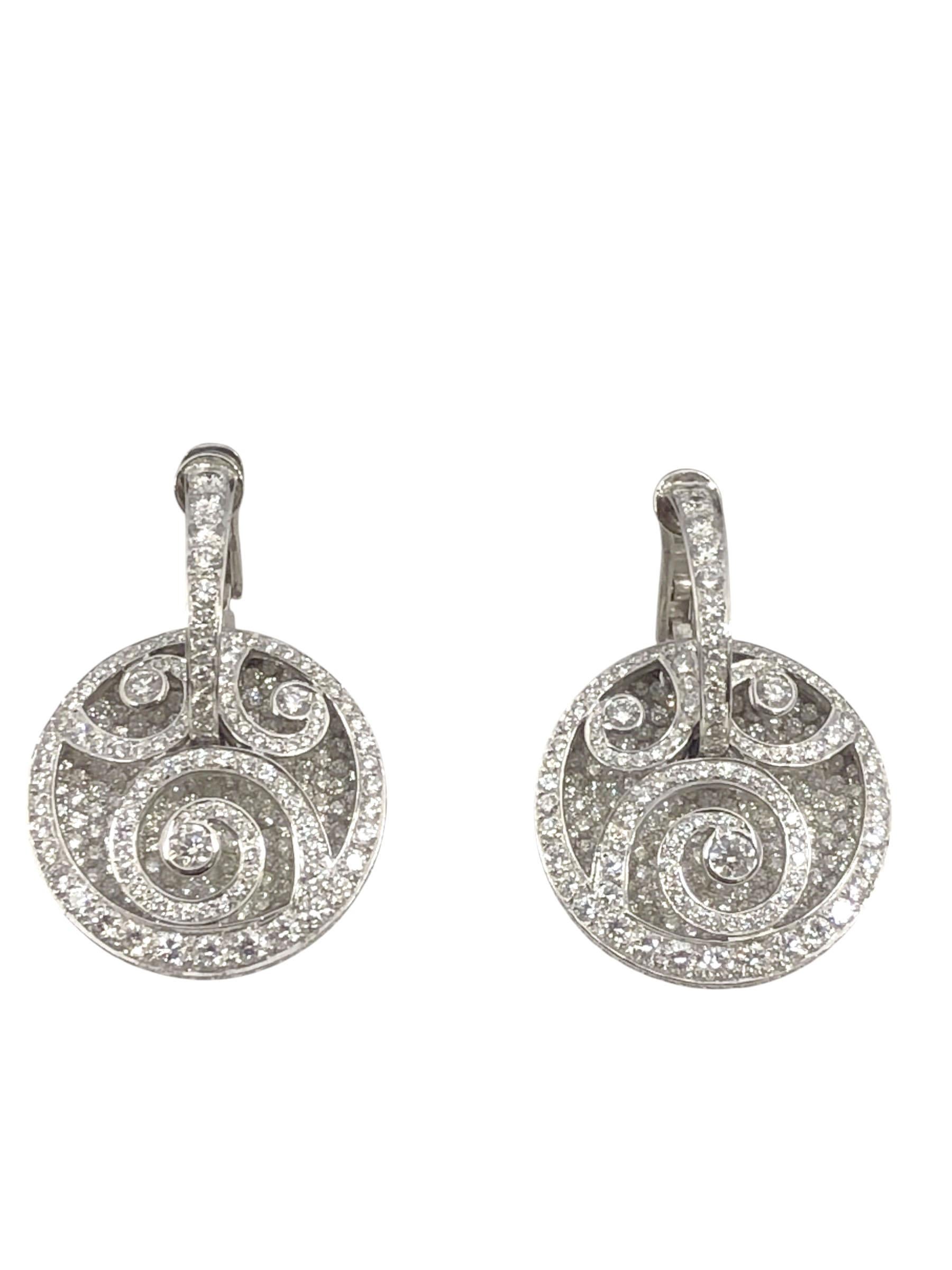 Pendientes Graff Circa 2015, de oro blanco de 18 quilates, miden 1,3/4 pulgadas de largo (43 mm) y la parte inferior mide 1,1/8 pulgadas de diámetro (30 mm), con un diseño en espiral de diamantes engastados sobre un fondo de más diamantes engastados