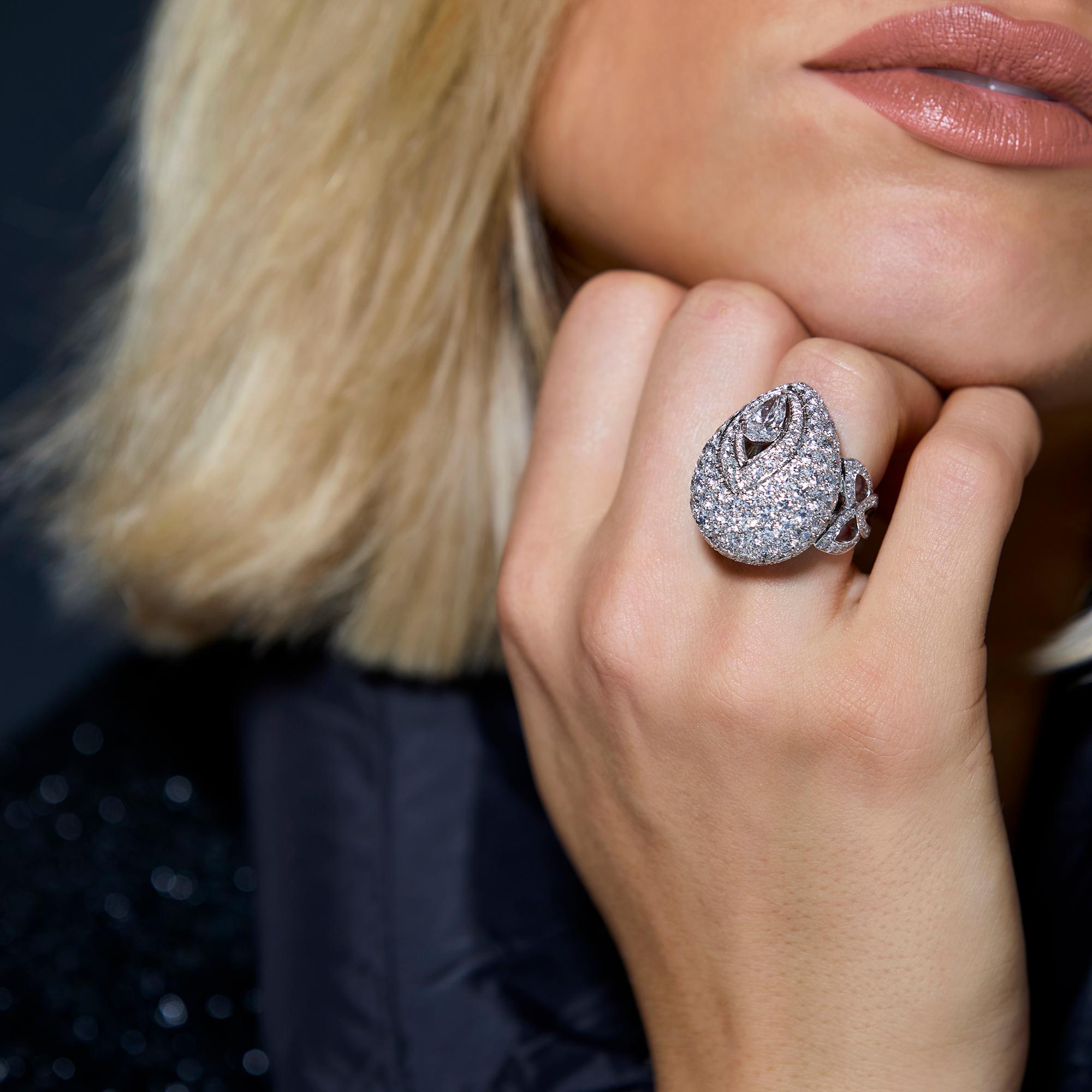 Questo splendido anello Graff dal design bombato è incastonato al centro con un diamante a forma di pera all'interno di una cornice di diamanti a taglio brillante. La pietra centrale, del peso di 1,00 carati, è circondata da diamanti incastonati a