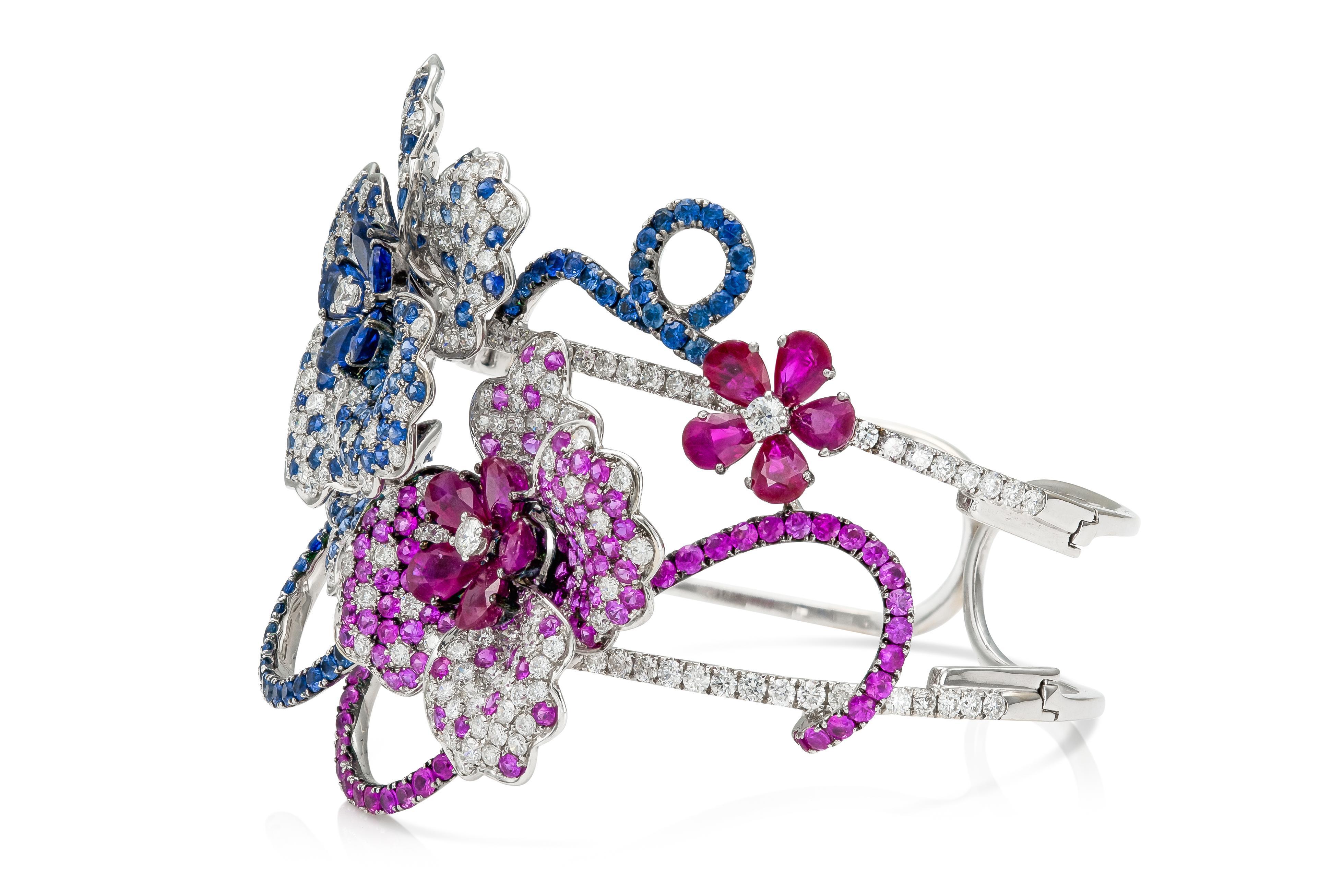 Finement réalisée en or blanc 18k avec des diamants ronds de taille brillante pesant au total 7,62 carats, des rubis en forme de poire et ronds pesant au total 7,70 carats, et des saphirs en forme de poire et ronds de taille brillante pesant au