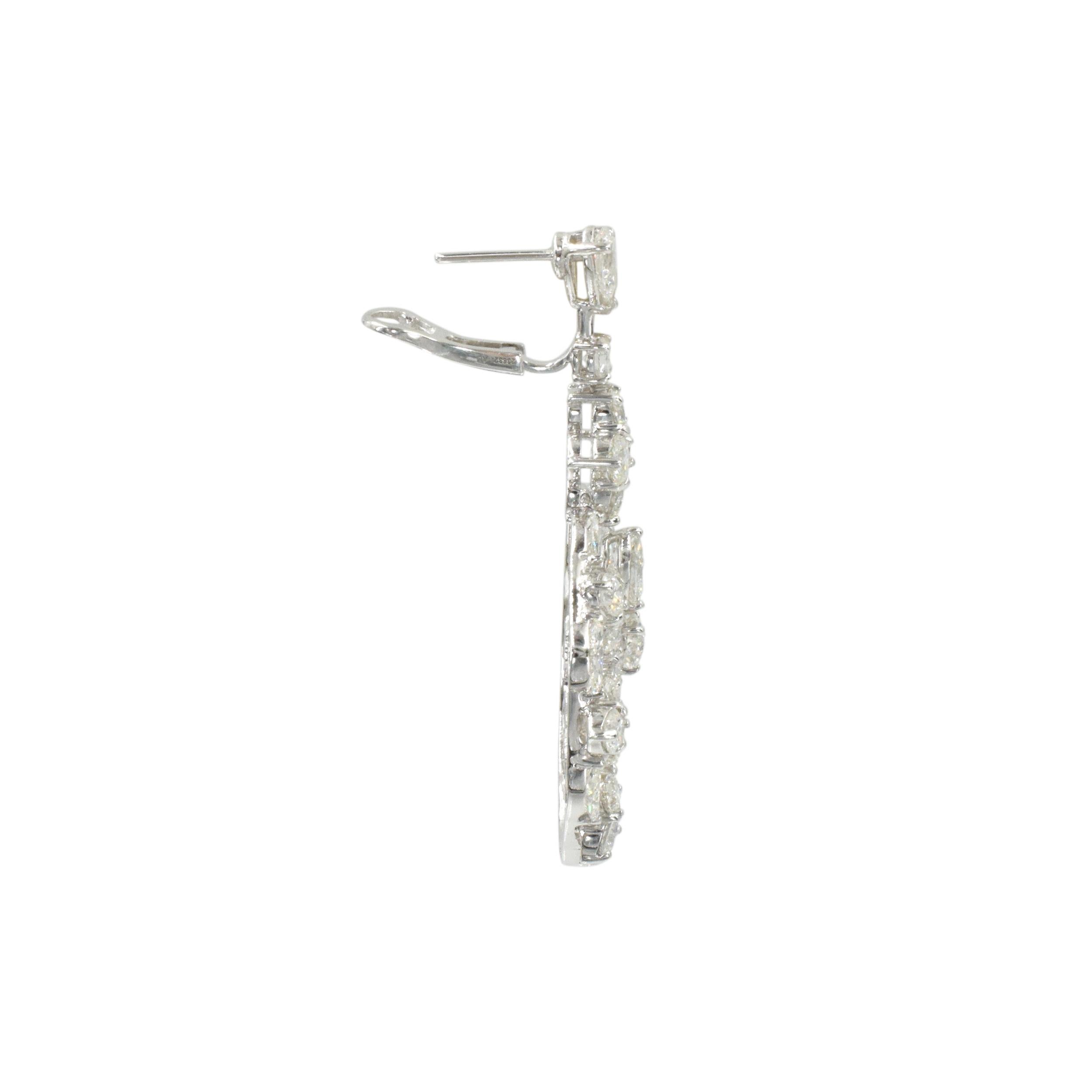 Graff Diamond 'Snowflake' Diamond Earrings In Excellent Condition For Sale In New York, NY