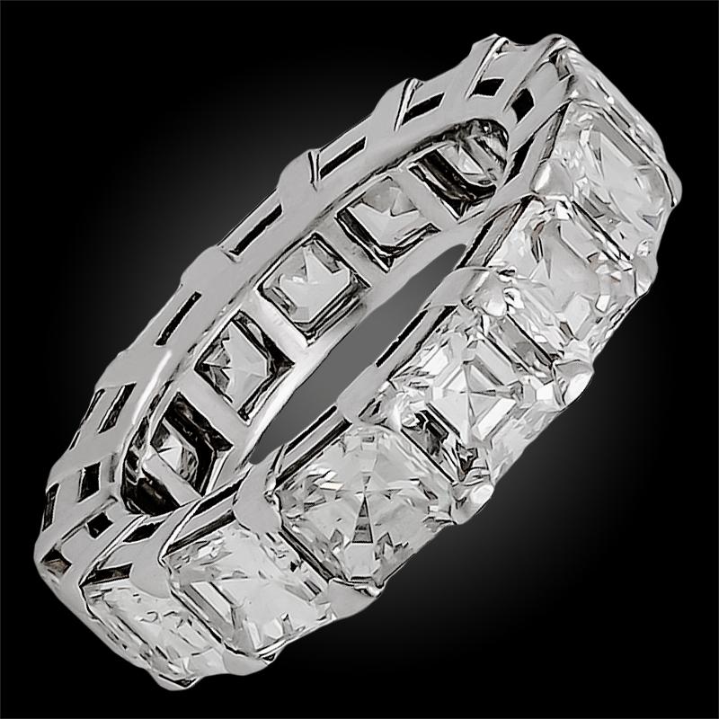 The Graff emerald-cut diamond band embodies the perfect balance between classic and contemporary with its sculptural design that wraps around the finger with magnificent brilliance. This platinum eternity ring is finely set with 15 emerald-cut