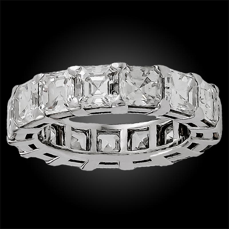 Graff Eternity-Ring mit Diamanten im Smaragdschliff im Zustand „Gut“ im Angebot in New York, NY