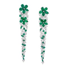 Graff Boucles d'oreilles fleur Carissa en or 18 carats avec diamants et émeraudes