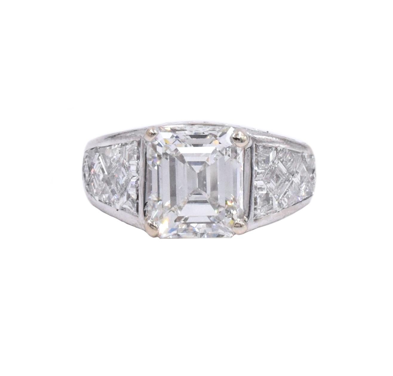 Contemporain Graff, bague sertie de diamants taille émeraude de 4,03 carats certifiés GIA et de diamants taille fantaisie en vente