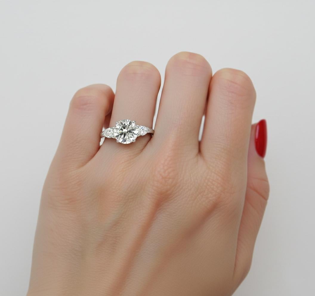 Contemporain Graff Diamant rond sans défaut interne Trois pierres de fiançailles en platine en vente