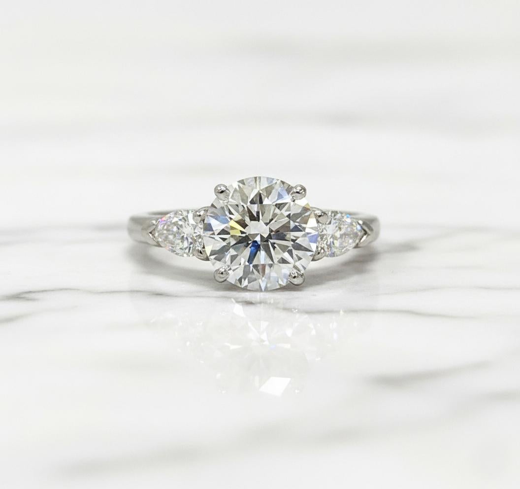 Taille ronde Graff Diamant rond sans défaut interne Trois pierres de fiançailles en platine en vente