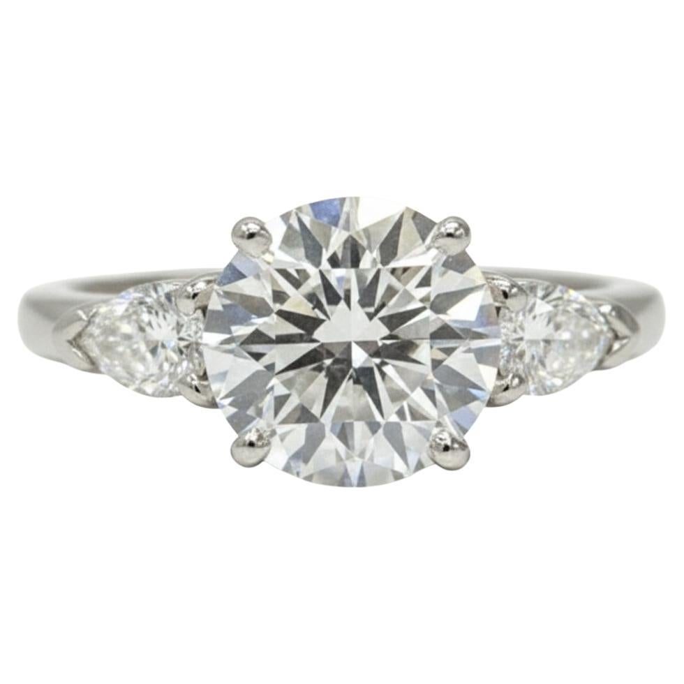 Graff, diamante rotondo senza difetti interni, tre pietre in platino per fidanzamento.