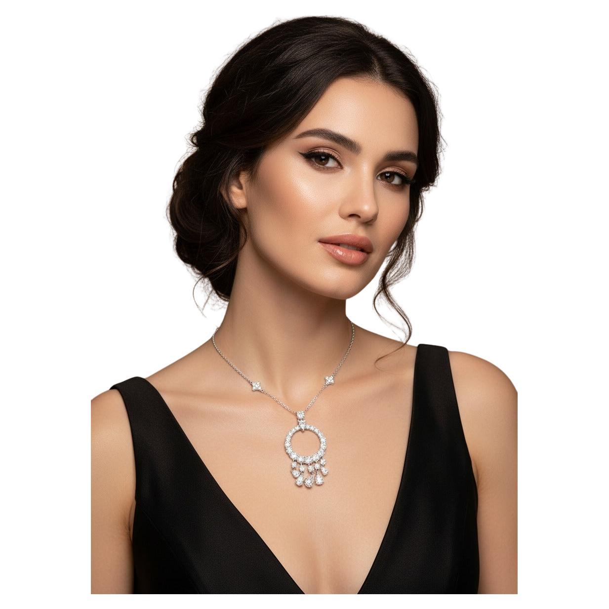 Graff Mini Gypsy Collier pendentif en or blanc 18K avec diamants de 5,77 carats

Création extraordinaire de Graff, le collier pendentif Mini Gypsy est un exemple frappant de brillance et d'élégance. Fabriqué à la main en or blanc 18 carats, le