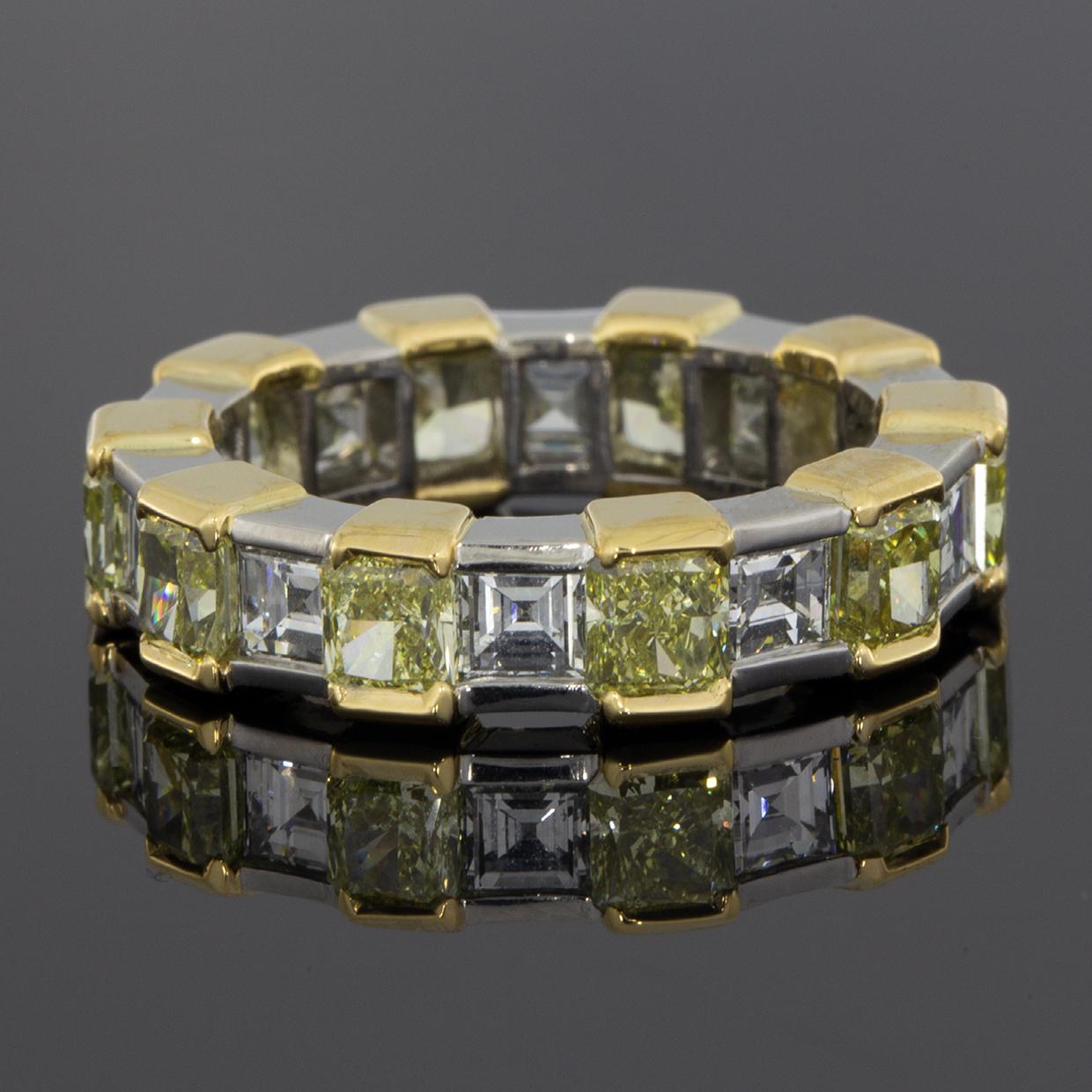 Graff Multi-Tone Gold Emerald Diamond Eternity Ladies Fashion Ring In Excellent Condition In Columbia, MO