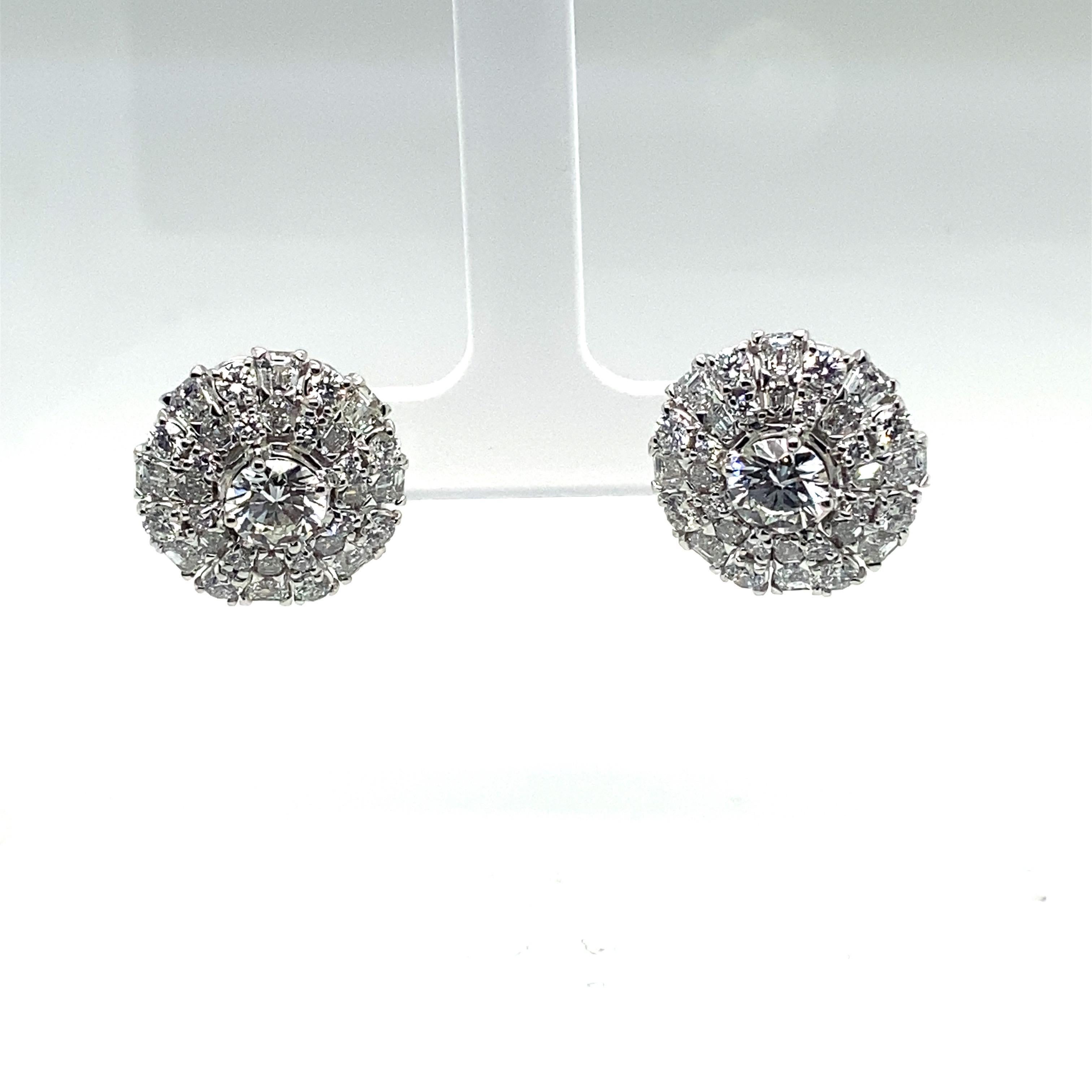 Graff Pair of Diamond Stud Earrings In Excellent Condition In New York, NY