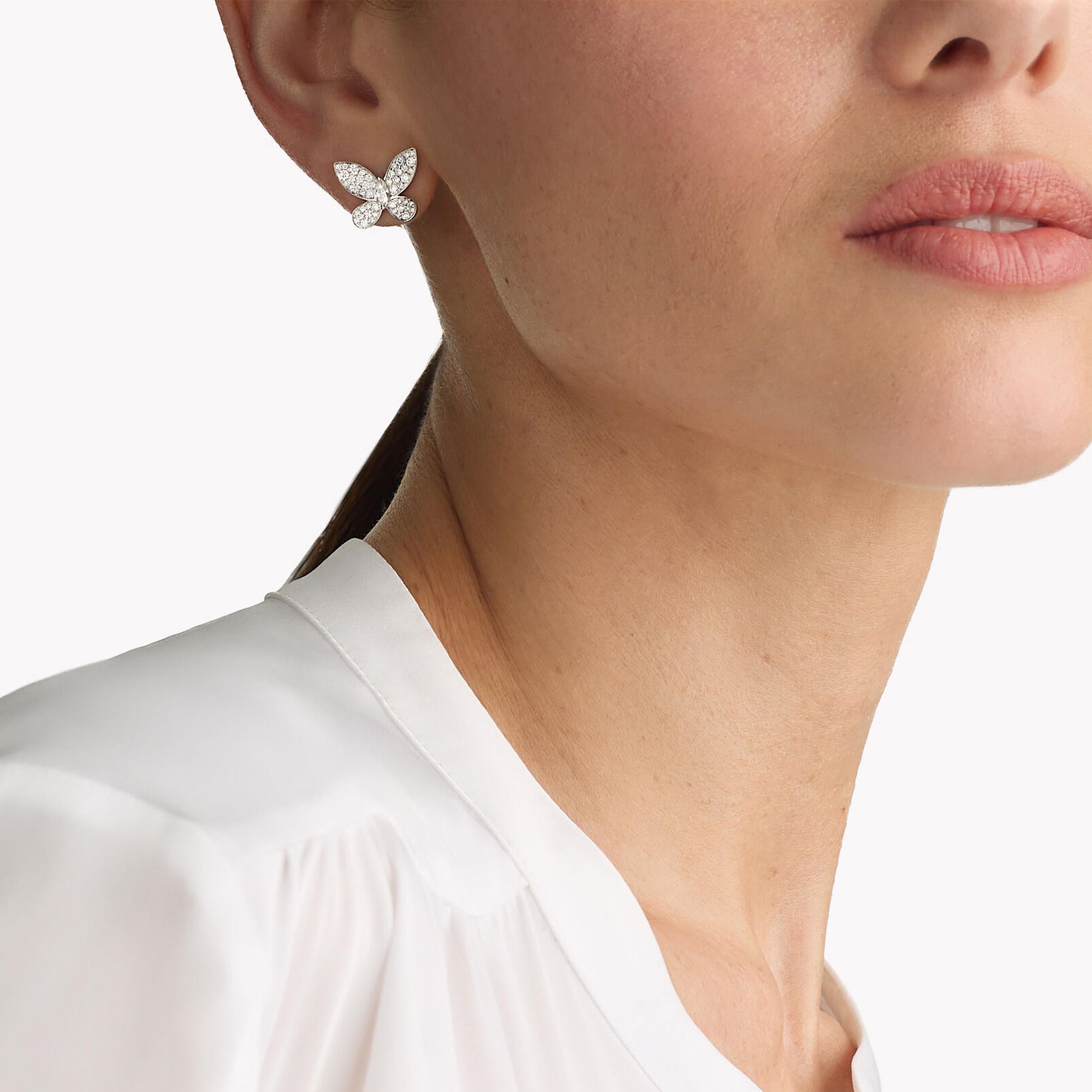 Diese zierlichen Pavé Butterfly Small Ohrstecker von Graff aus Weißgold bestechen durch zwei marquise Diamanten in der Mitte. Jeder skulpturale Flügel ist vollständig mit Pavé-Diamanten besetzt, die einen schimmernden Effekt erzeugen. Diese