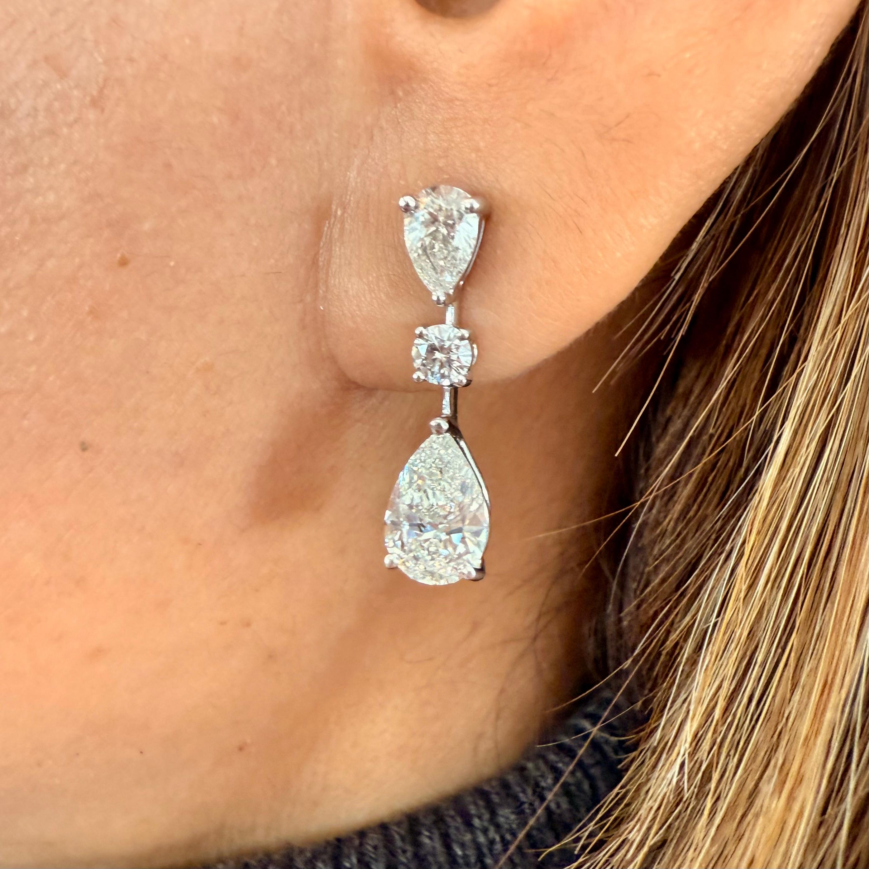 Lawrence Graff di Londra 
Una creazione unica 3.00 CTS  Orecchini pendenti con diamanti a forma di pera di colore F VS2 in platino.
Certificato GIA numero 6192770411 e 2176391186 Data maggio 2014
Ogni orecchino è composto da tre pietre, la prima
