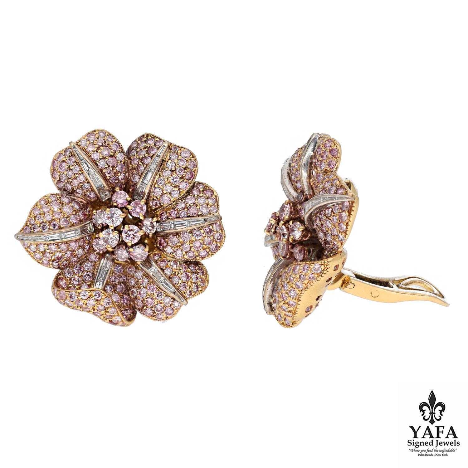 Ces boucles d'oreilles à motifs floraux, qui fleurissent avec grâce et élégance, constituent une déclaration délicate et séduisante. La Silhouette des pétales est enveloppée de diamants roses en pavé, tandis que la veine centrale est bordée de