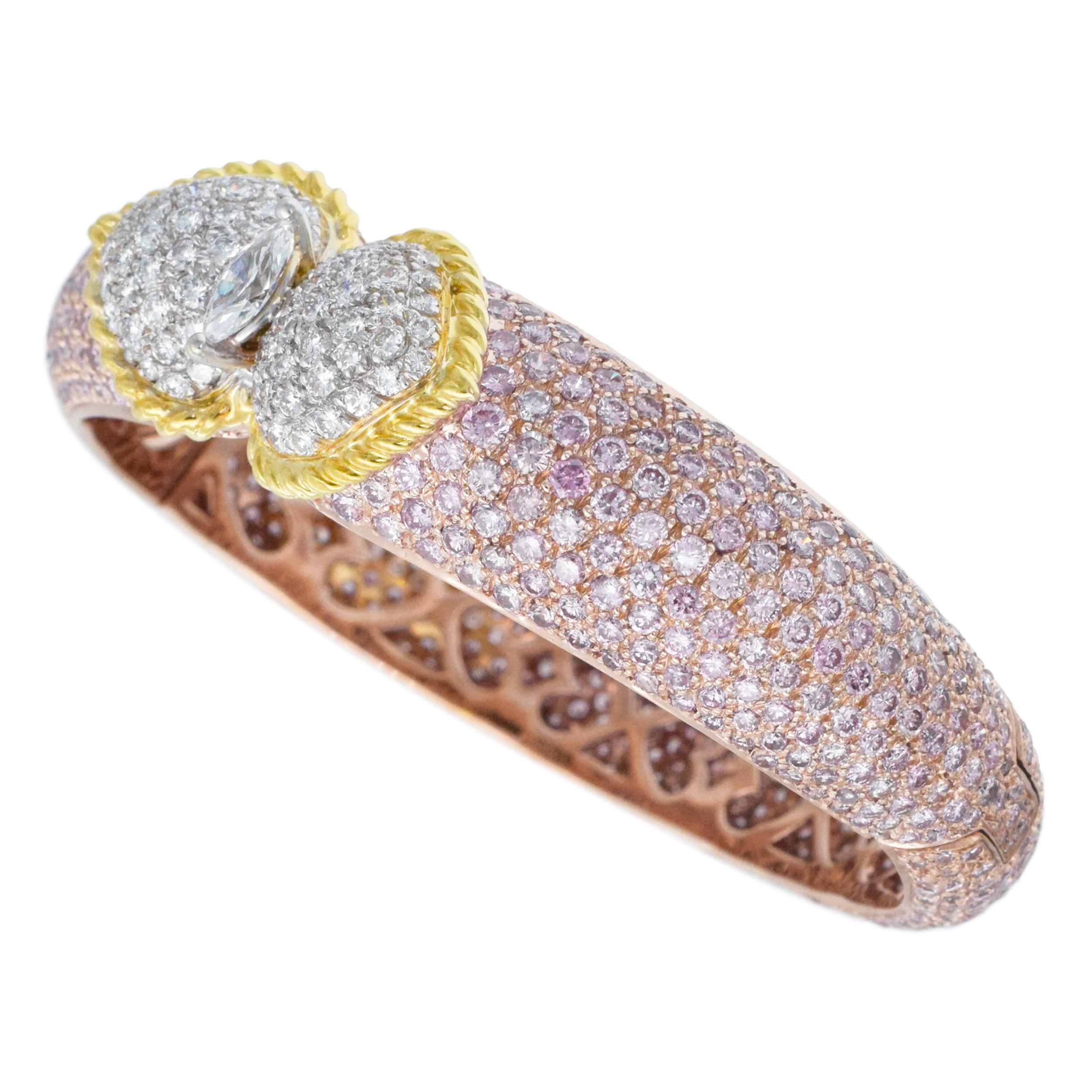 Impressionante! Bracciale con diamanti bianchi e rosa Graff Questo bracciale contiene circa 660 diamanti rosa rotondi (circa 20 carati) e 68 diamanti bianchi rotondi (circa 2 carati) e 1 diamante taglio marquise (circa 1 carato), tutti incastonati