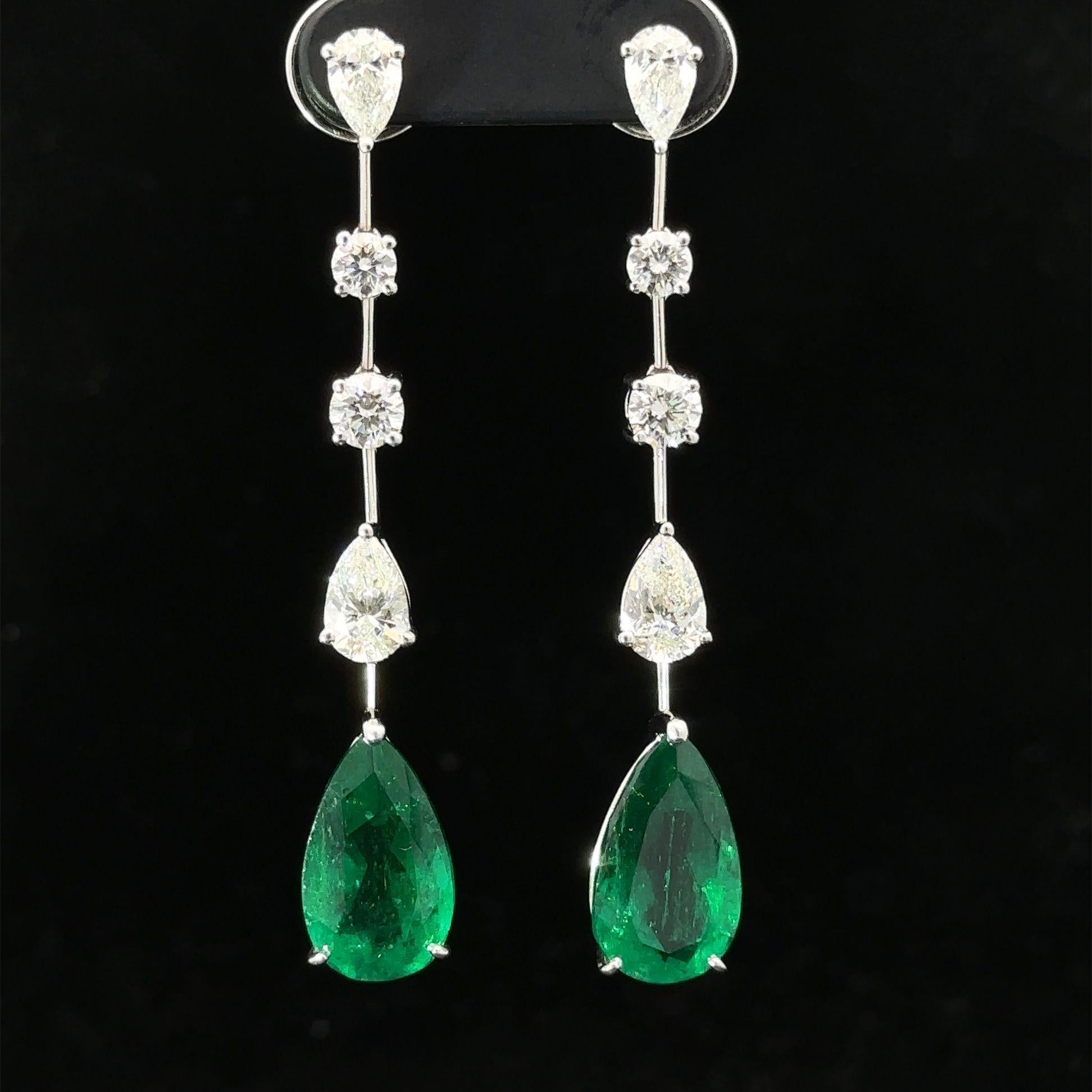 Donna Orecchini a pendente con smeraldo e diamante Graff Platinum AGL Gubelin 13,64ctw in vendita