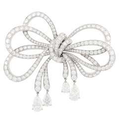 Broche con lazo de platino y diamantes Graff